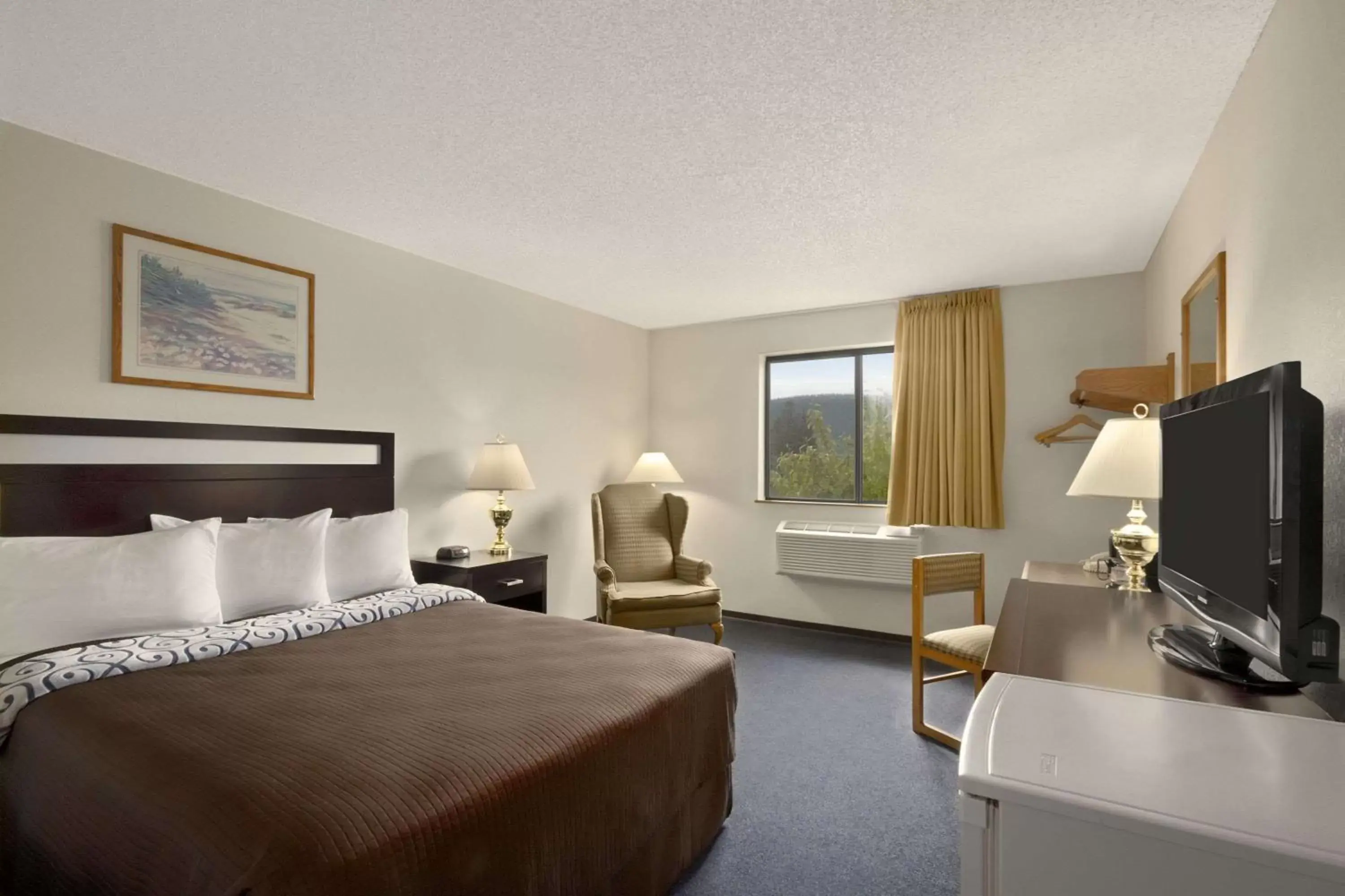 Photo of the whole room, Bed in Super 8 by Wyndham Williams Lake BC