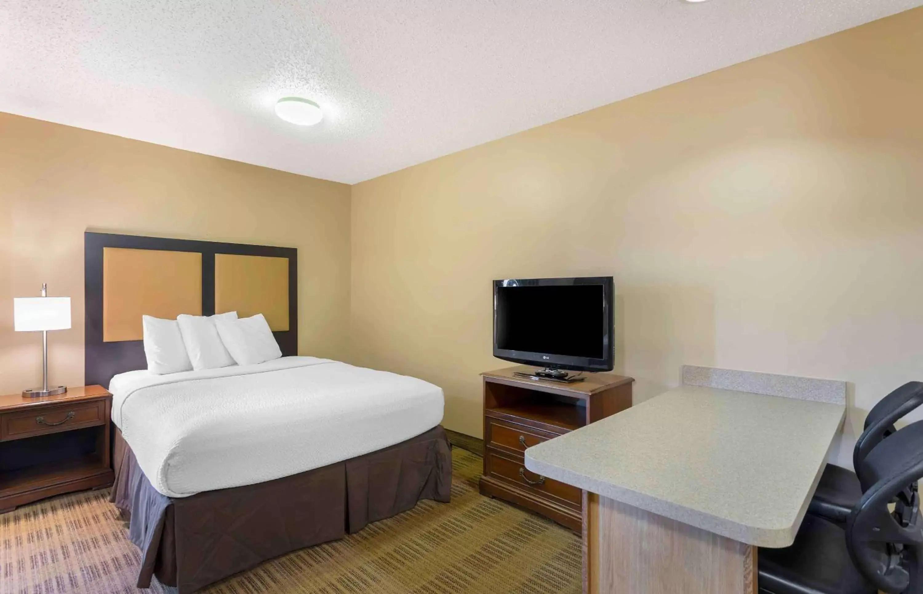 Bedroom in Extended Stay America Select Suites - Richmond - Innsbrook