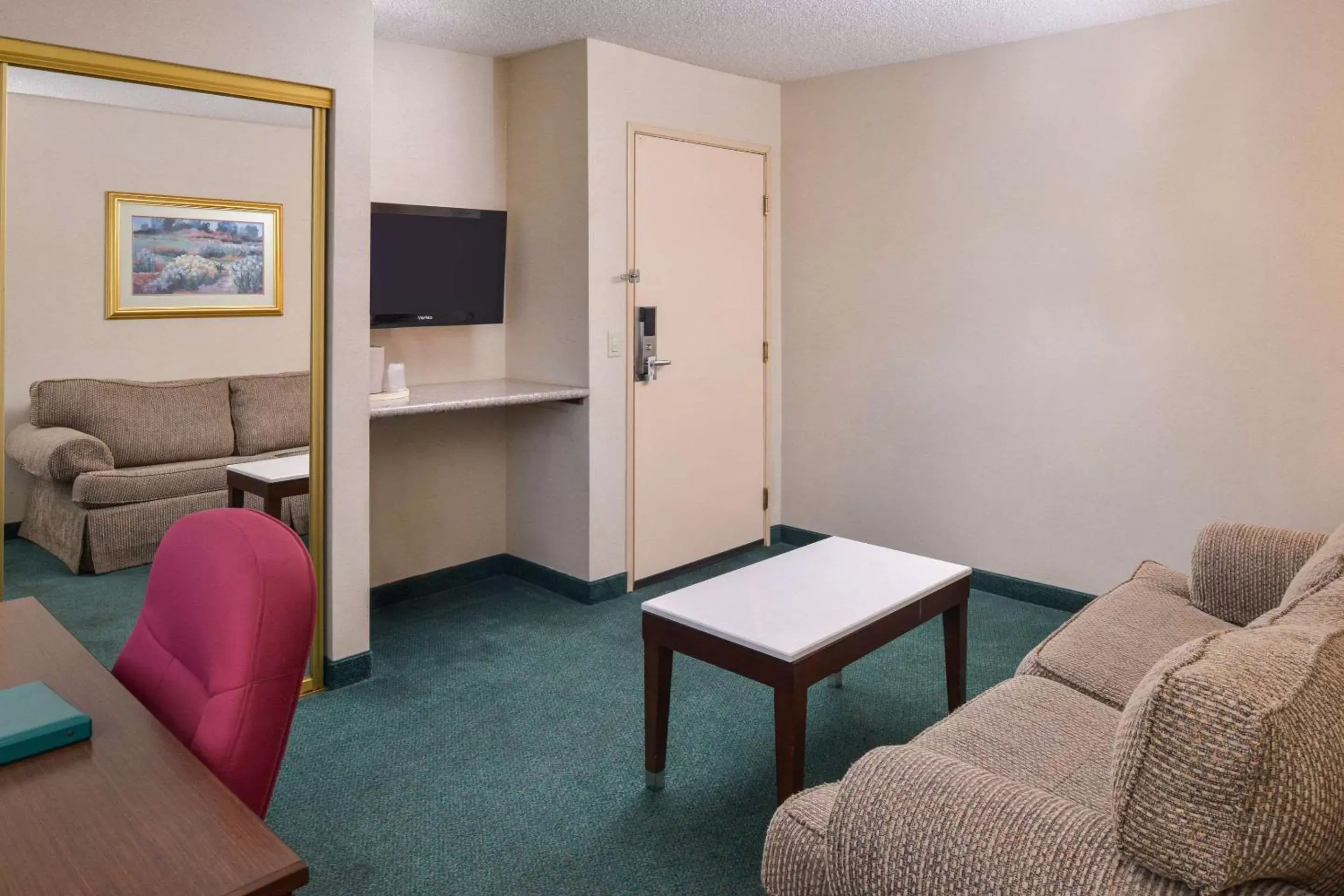 Photo of the whole room, Seating Area in Quality Inn & Suites Walnut - City of Industry