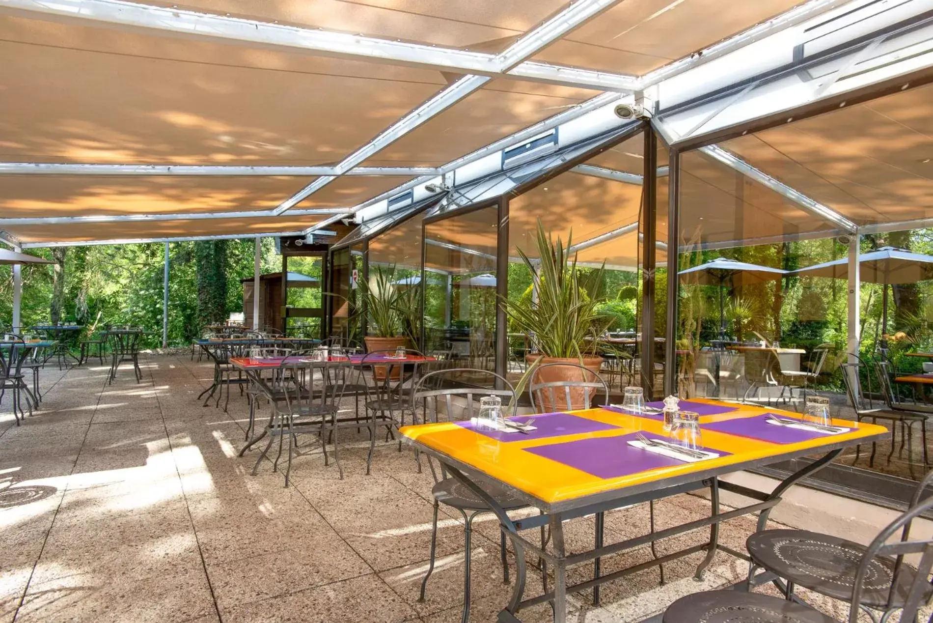 Restaurant/Places to Eat in Novotel Aix-en-Provence Pont de L'Arc