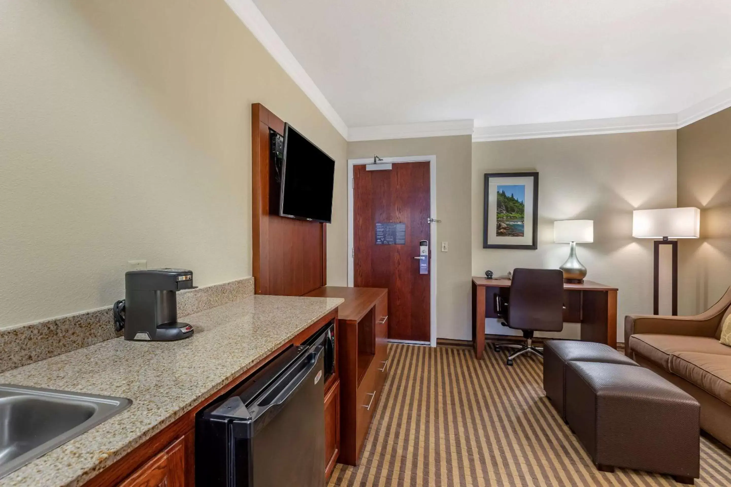 Photo of the whole room, Seating Area in Comfort Suites Visalia Convention Center