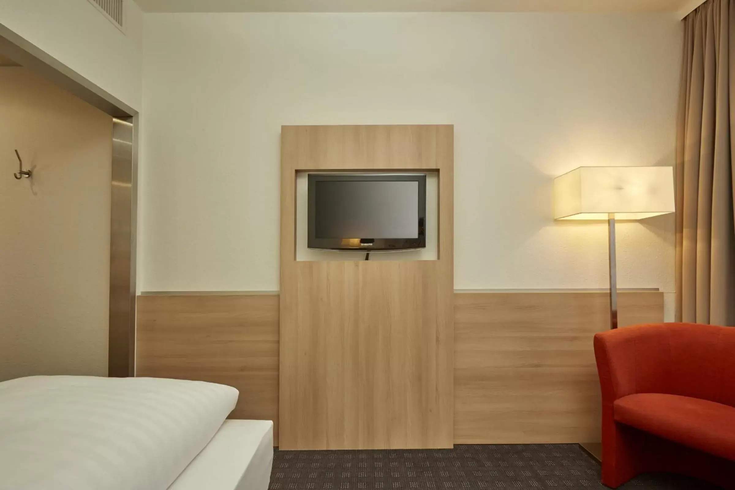 Photo of the whole room, TV/Entertainment Center in H+ Hotel Darmstadt