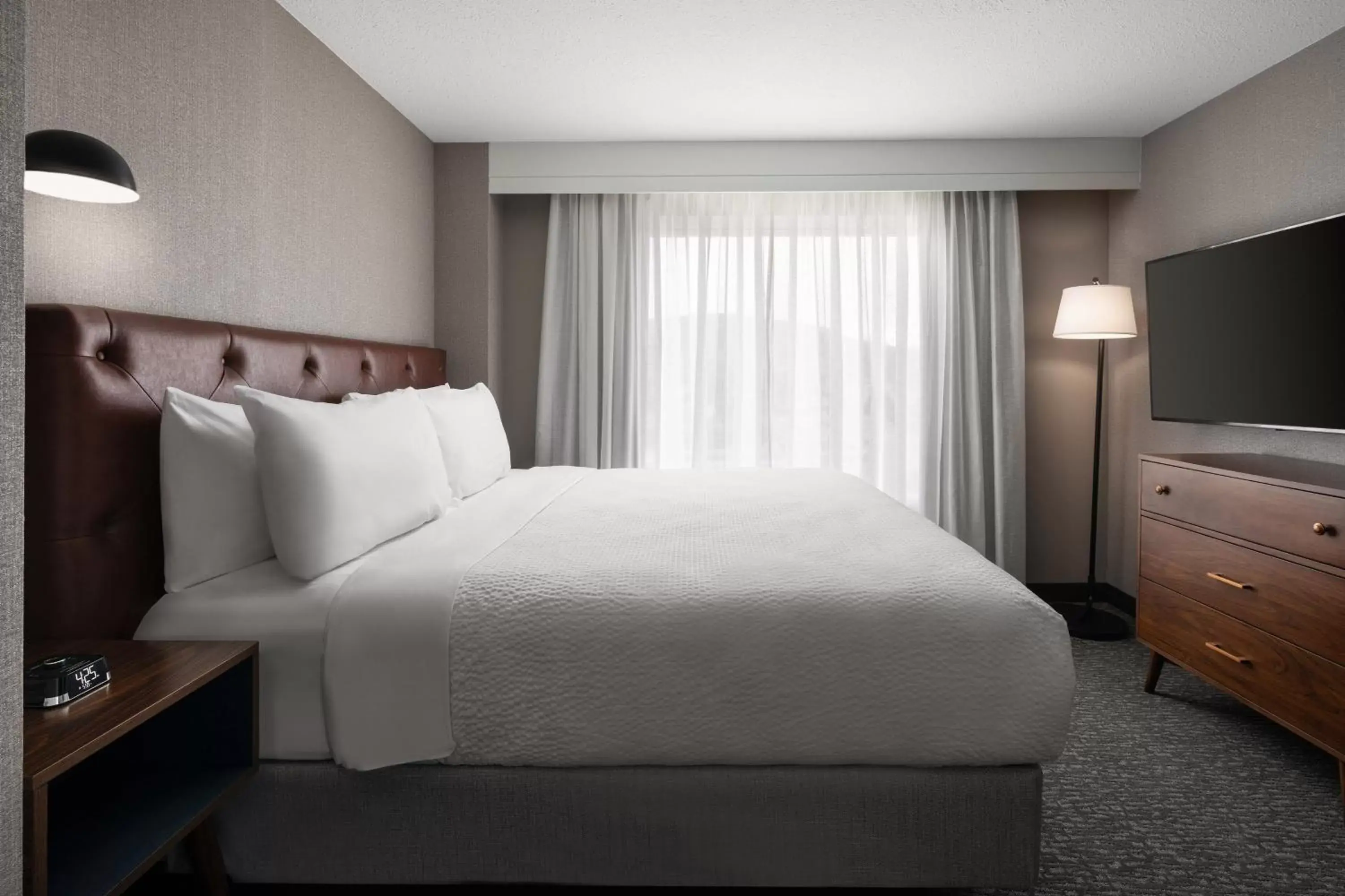 Bedroom, Bed in Four Points by Sheraton - San Francisco Airport