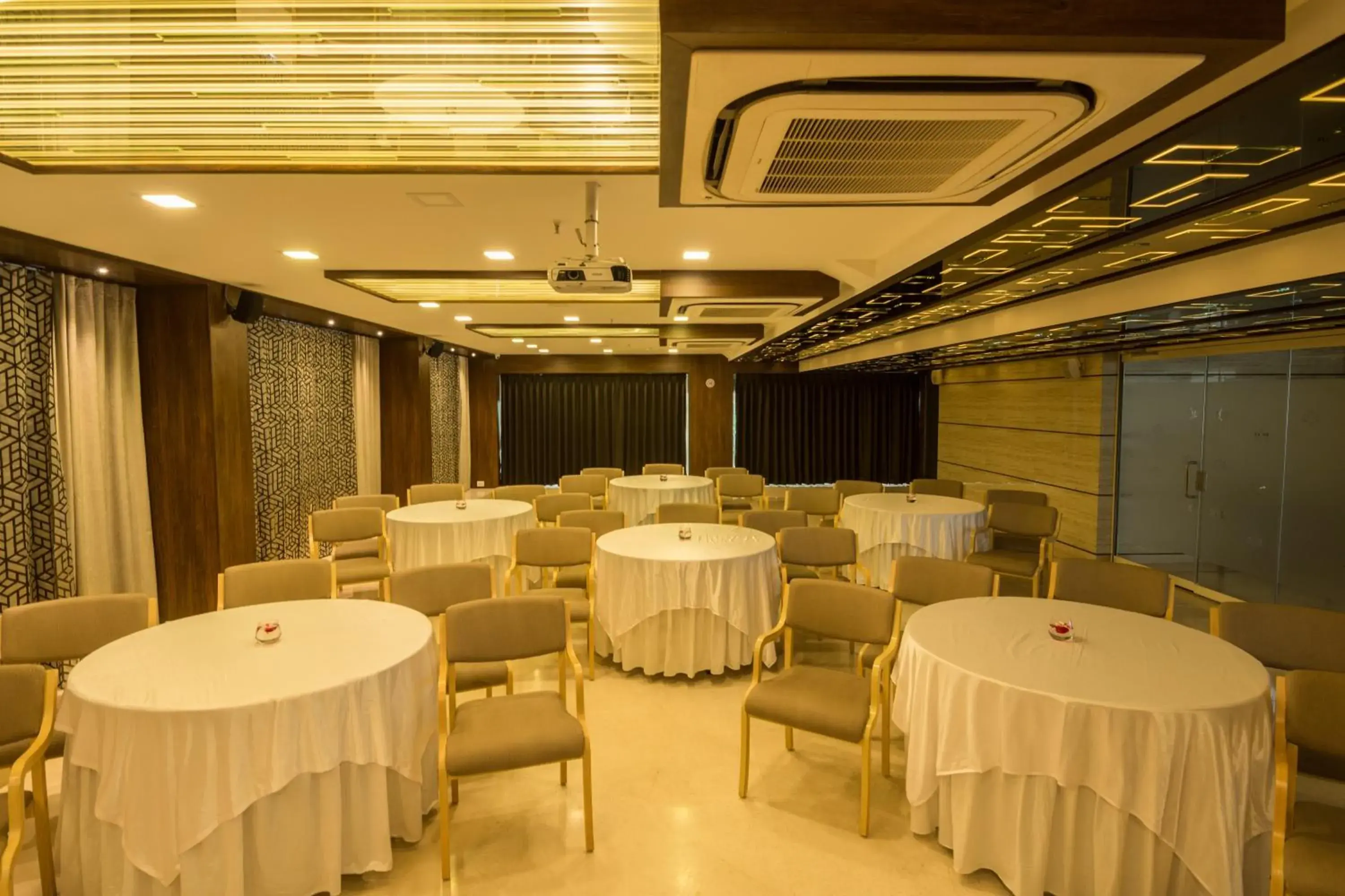 Banquet/Function facilities, Banquet Facilities in Roopa Elite