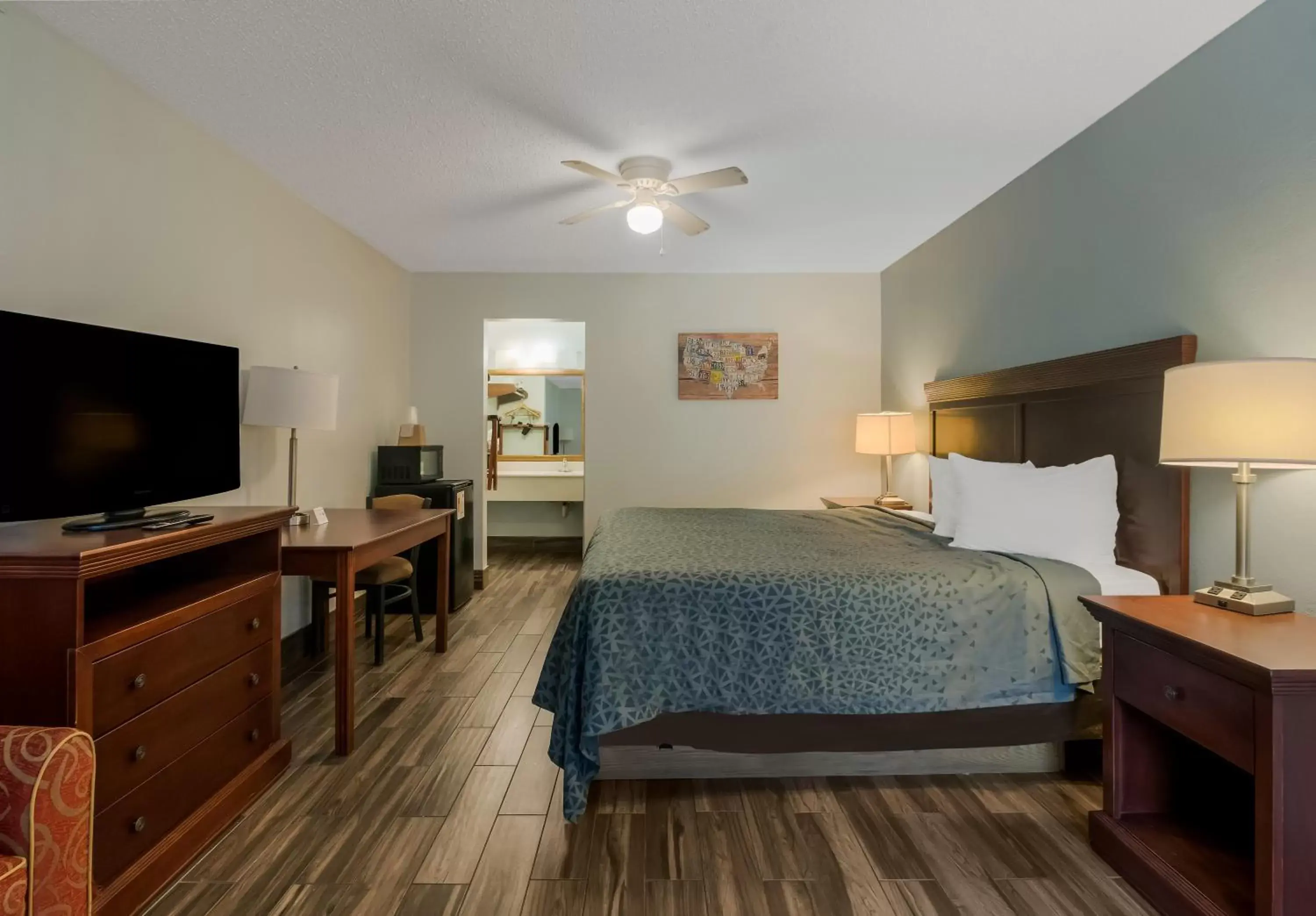 Bed in Econo Lodge Inn & Suites Fulton - Rockport