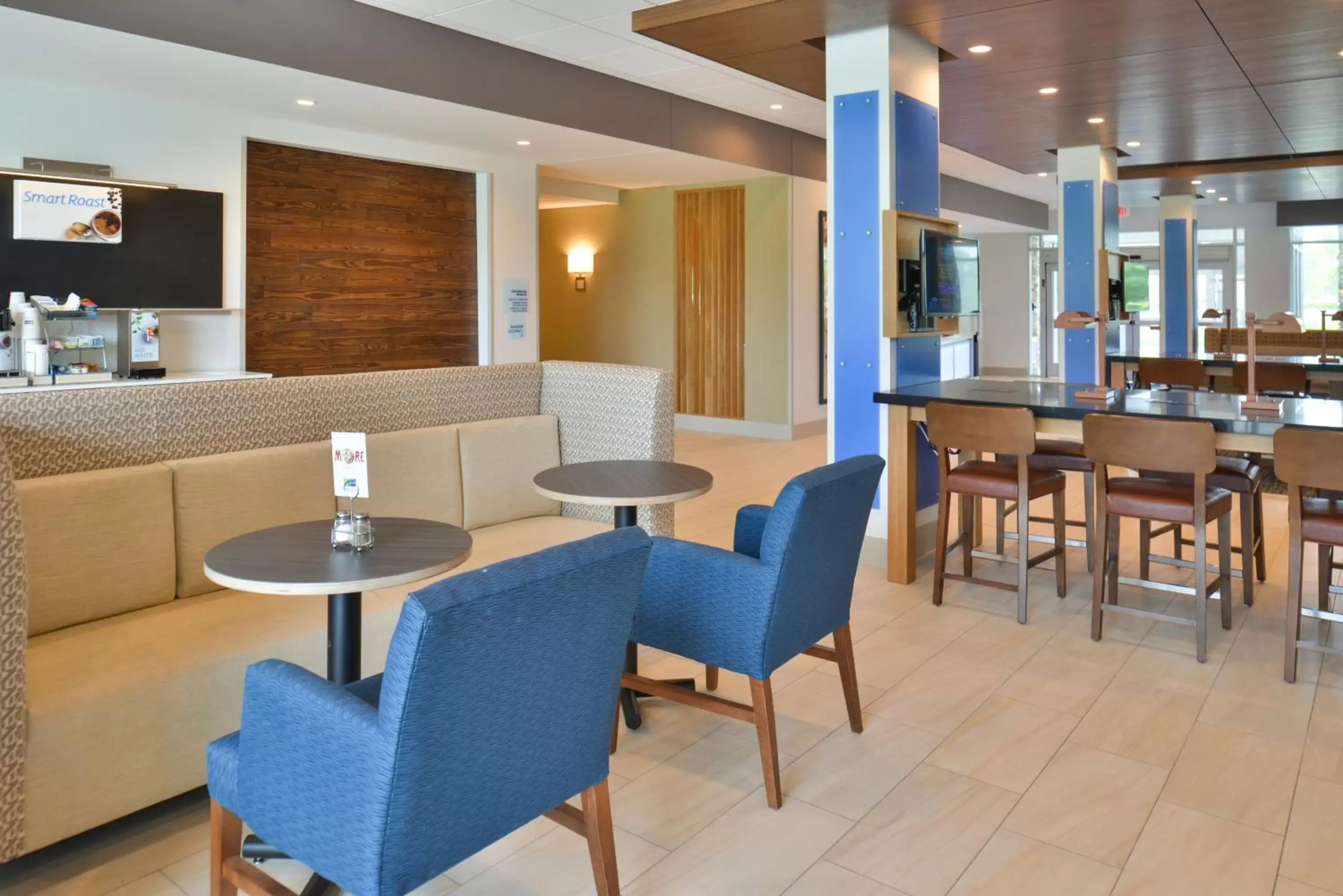 Property building, Lounge/Bar in Holiday Inn Express & Suites Omaha Airport, an IHG Hotel