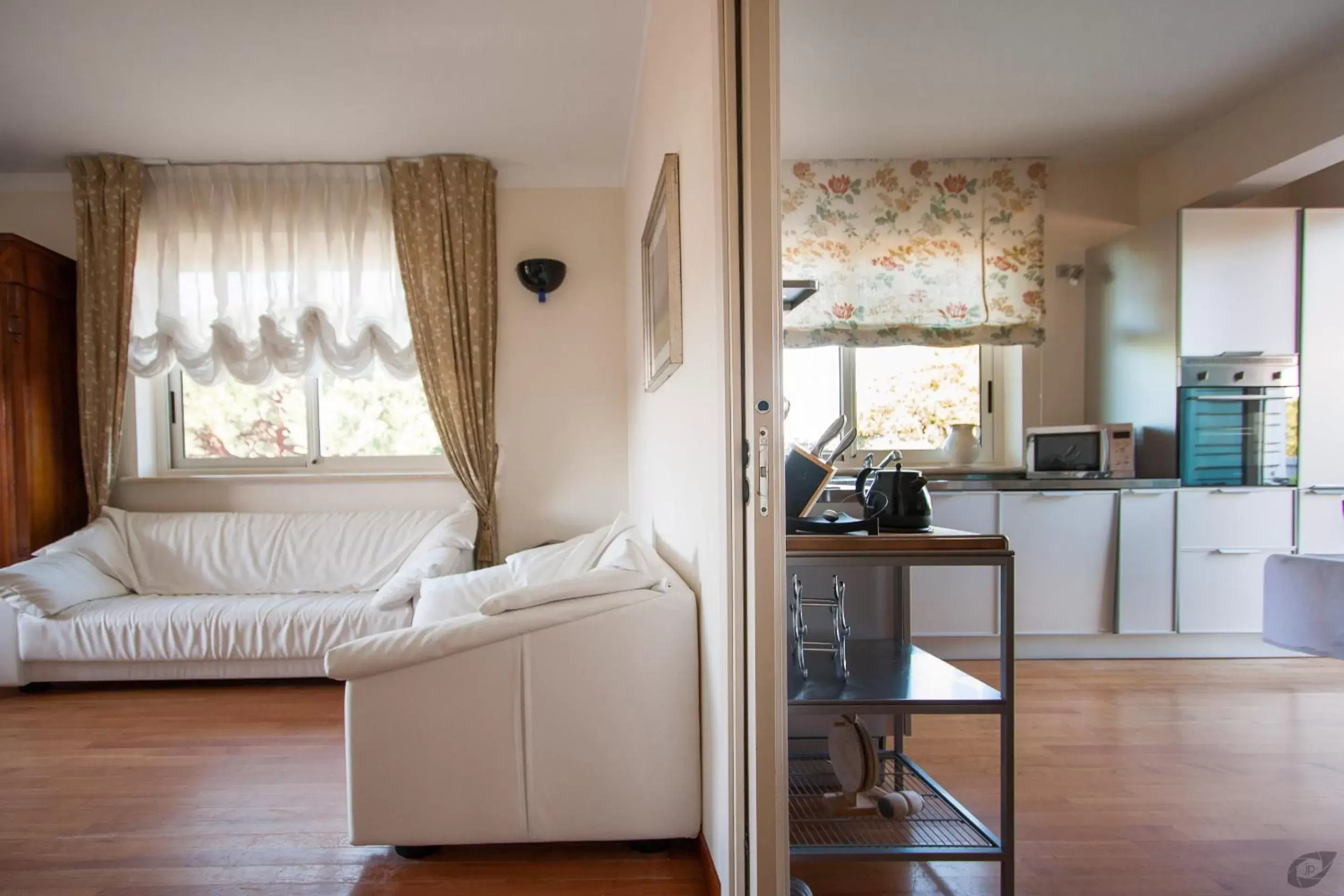 Living room, Kitchen/Kitchenette in Verdeluna ApartHotel