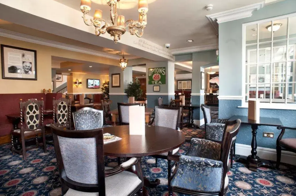 Restaurant/places to eat, Lounge/Bar in The Swan Hotel Wetherspoon