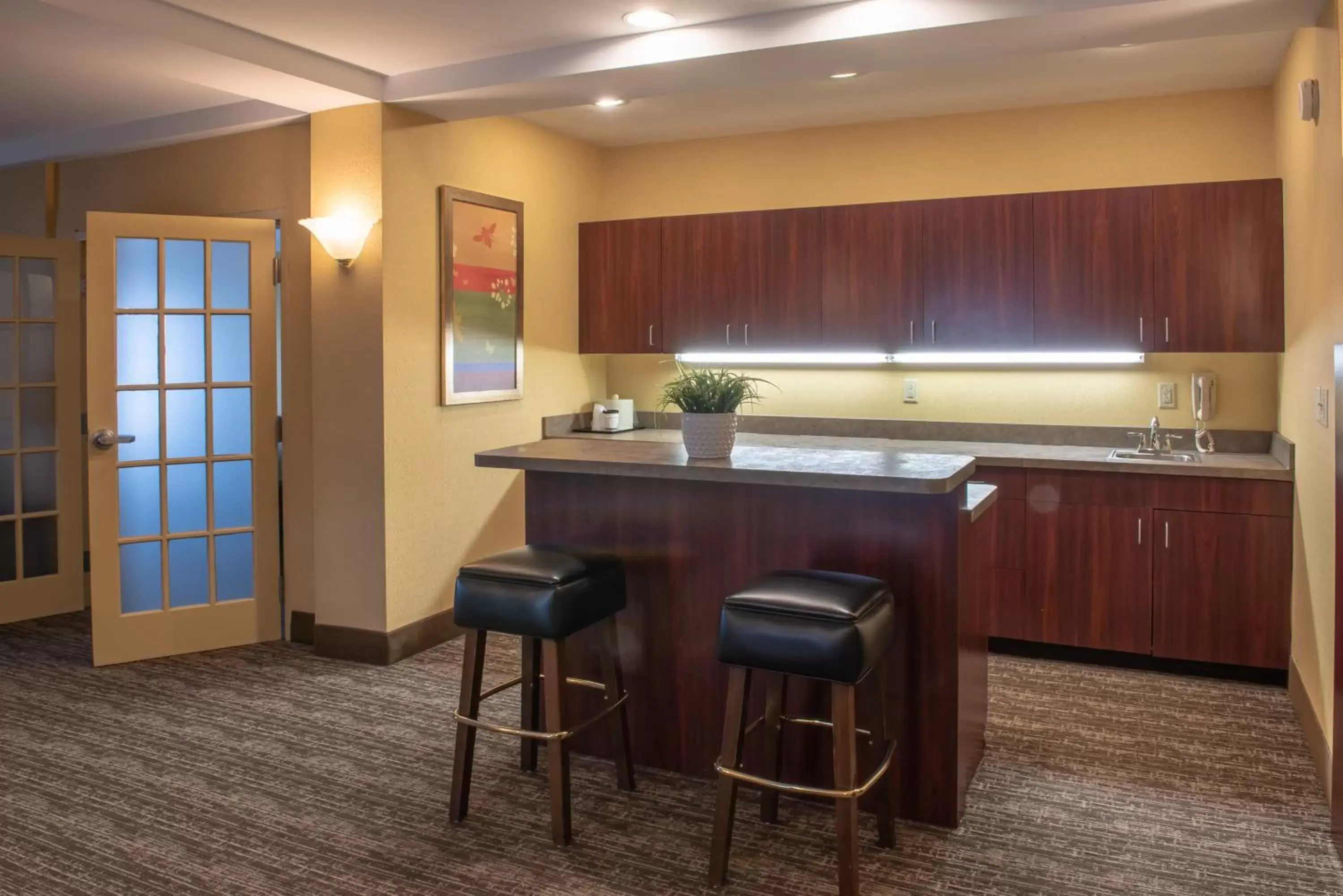 Dining area, Kitchen/Kitchenette in Red Lion Hotel Harrisburg Hershey