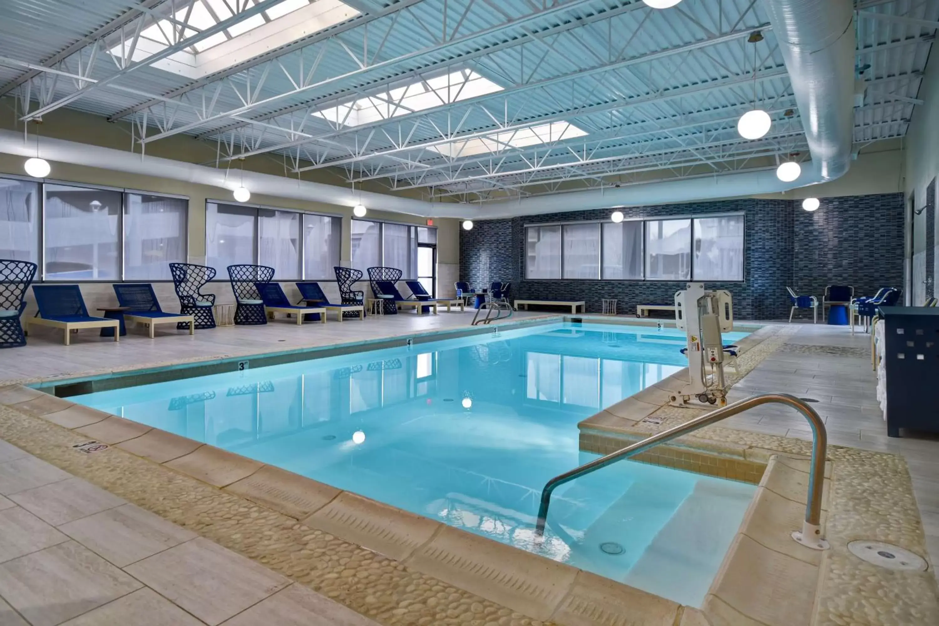 Swimming Pool in DoubleTree by Hilton Oceanfront Virginia Beach