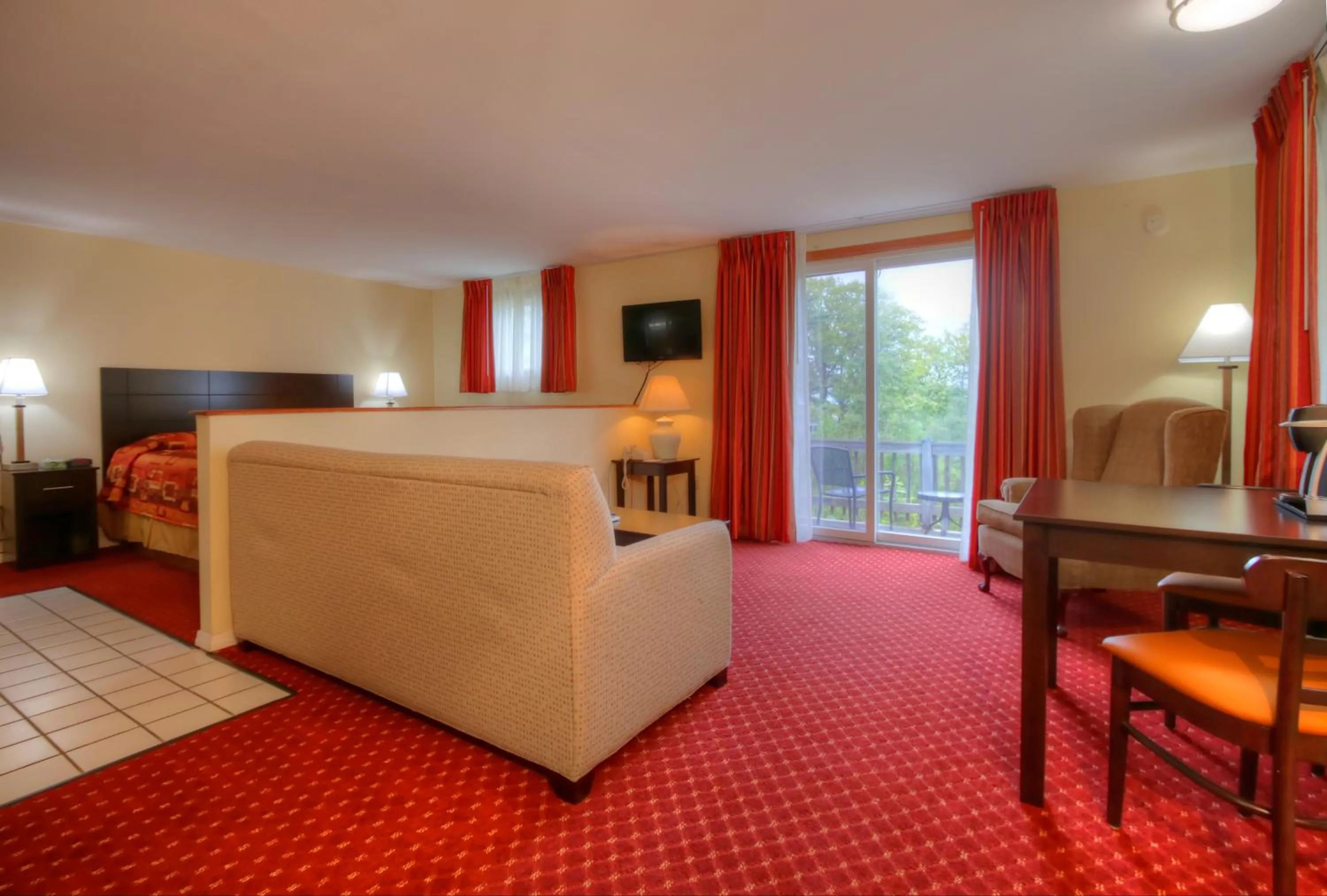 Seating area, Bed in Ogunquit Tides