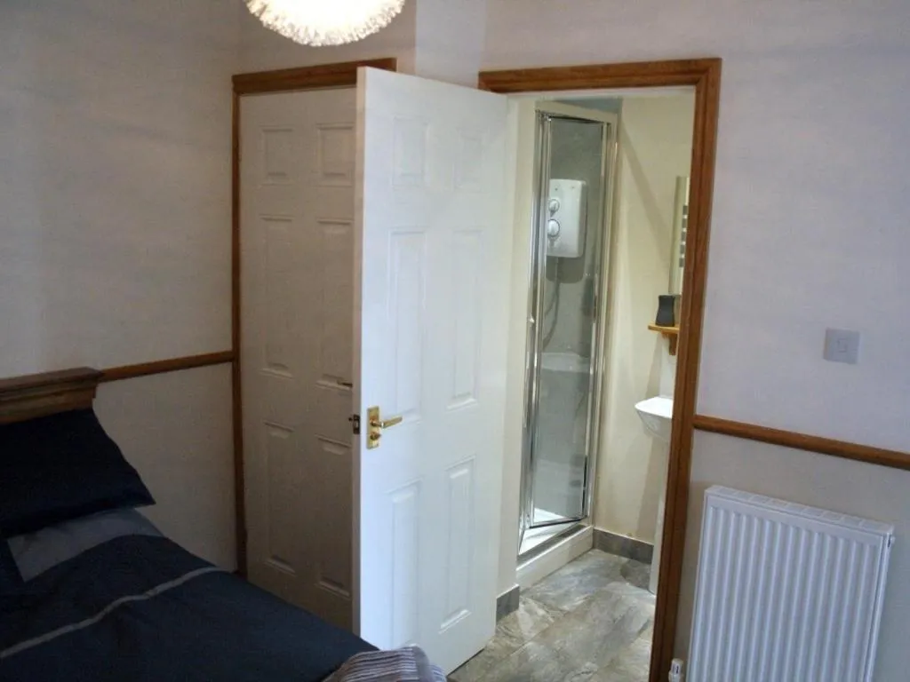 Double Room with Private Bathroom in Masons Arms