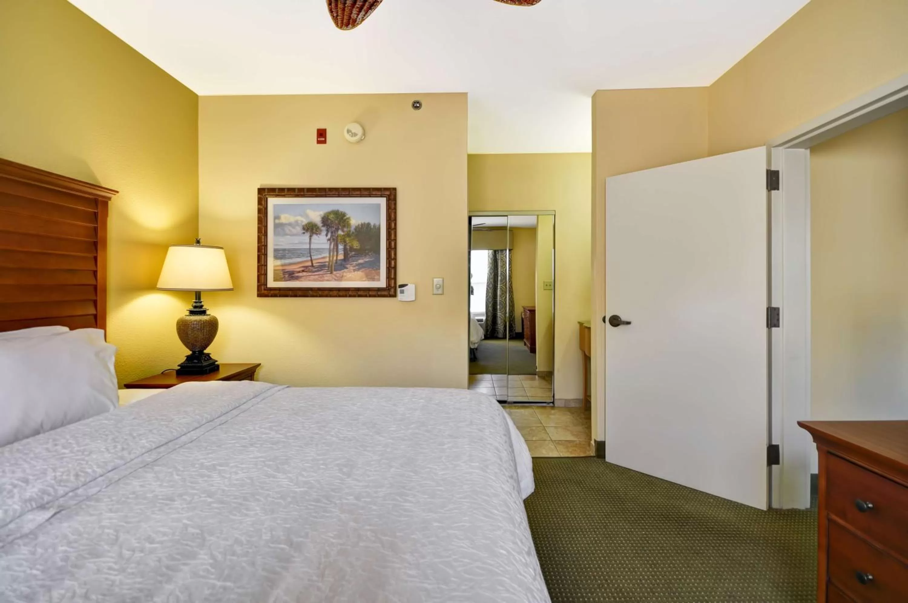 Bed in Hampton Inn & Suites Charleston/Mt. Pleasant-Isle Of Palms