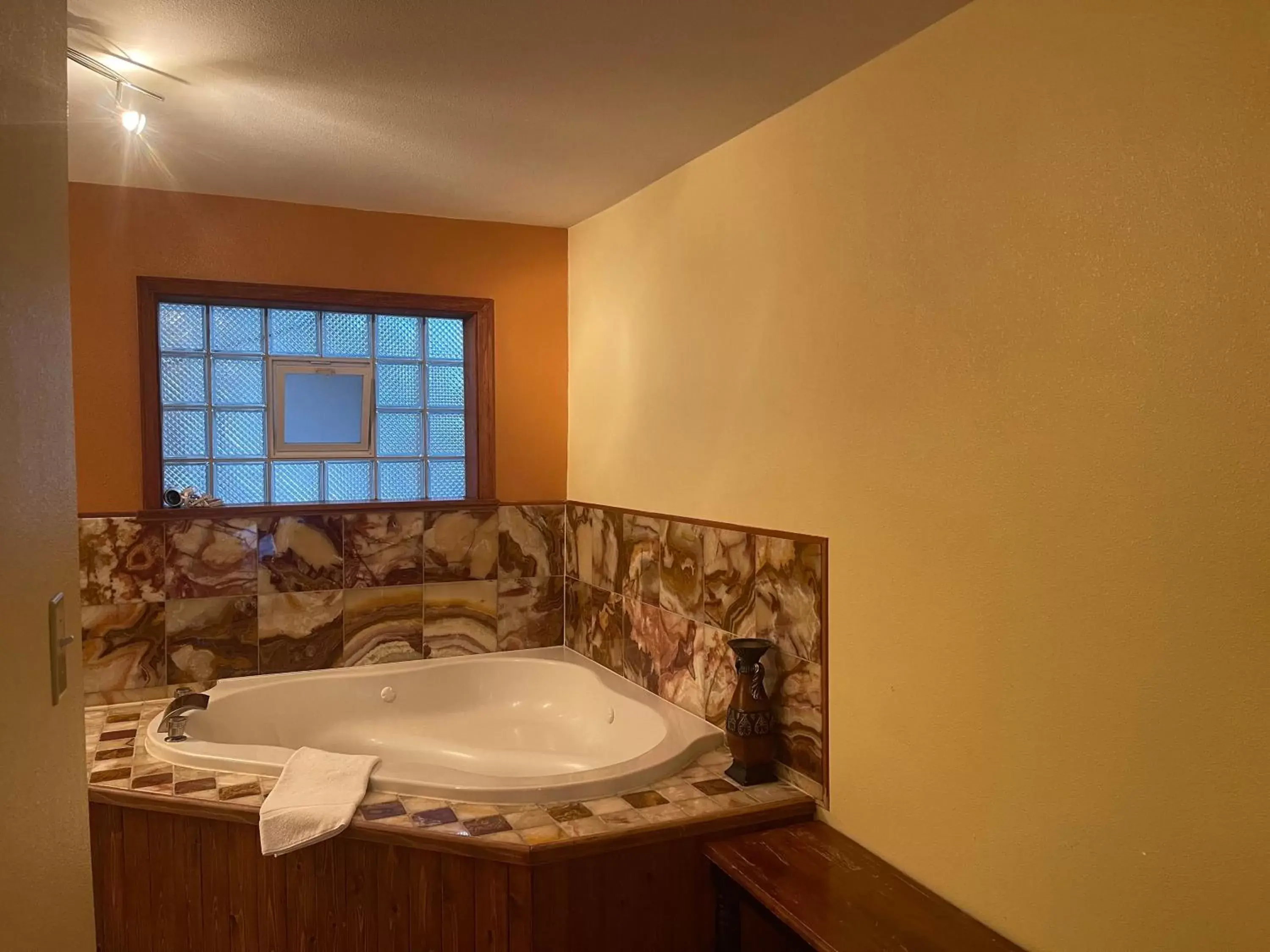 Bathroom in Pikes Peak Inn