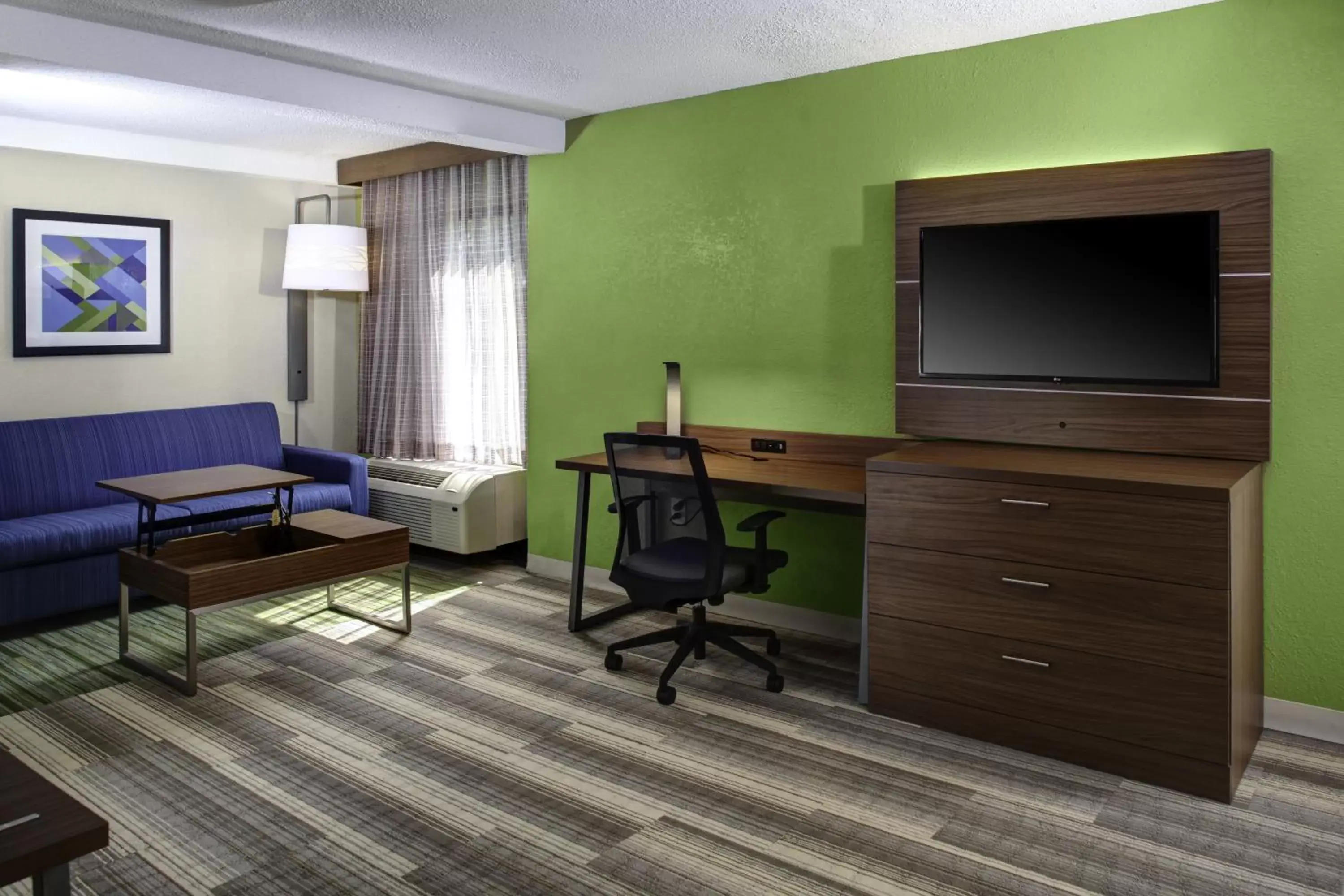 Photo of the whole room, TV/Entertainment Center in Holiday Inn Express Richmond-Mechanicsville, an IHG Hotel