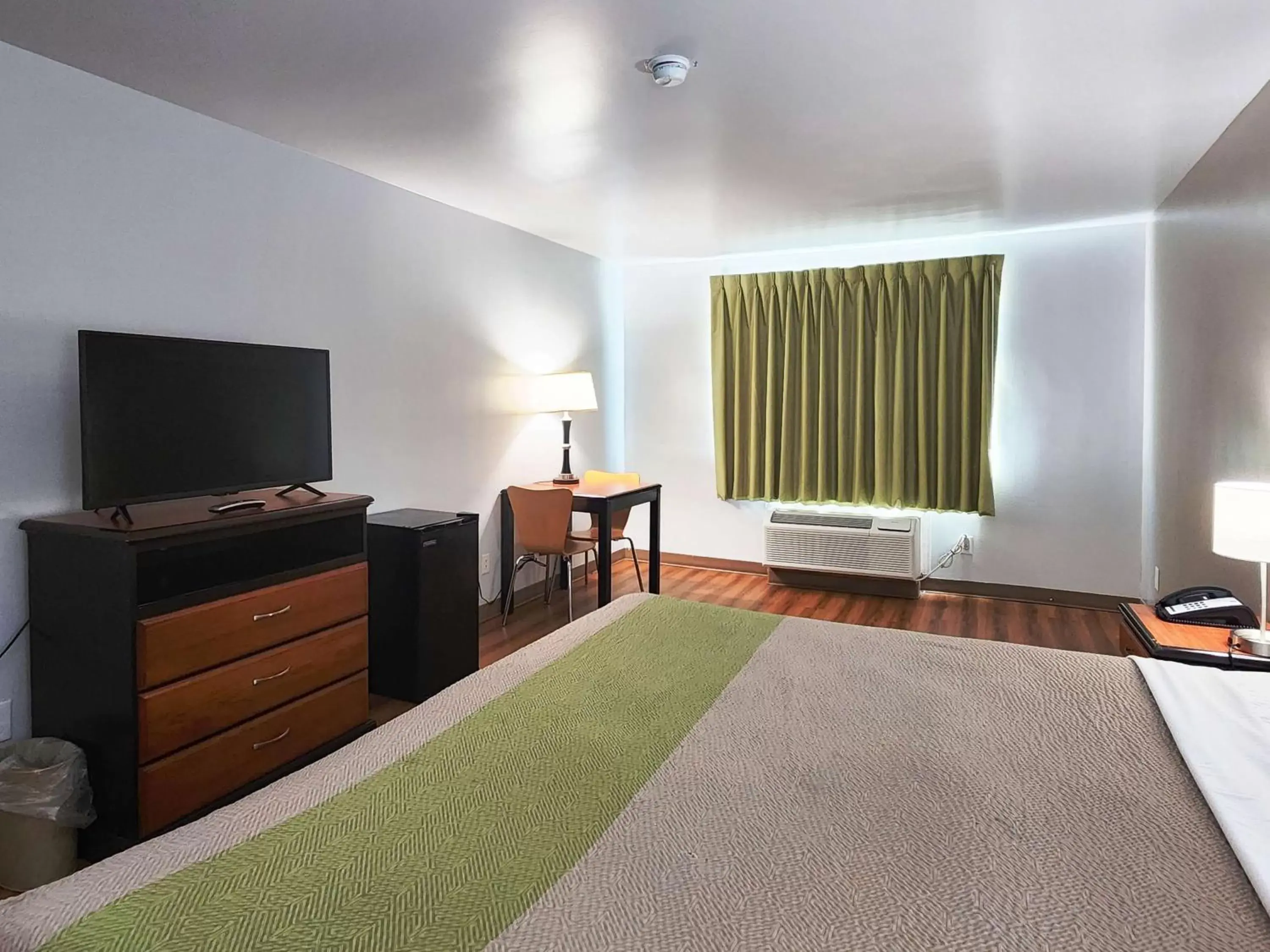 Bedroom, Bed in Motel 6-Ennis, TX