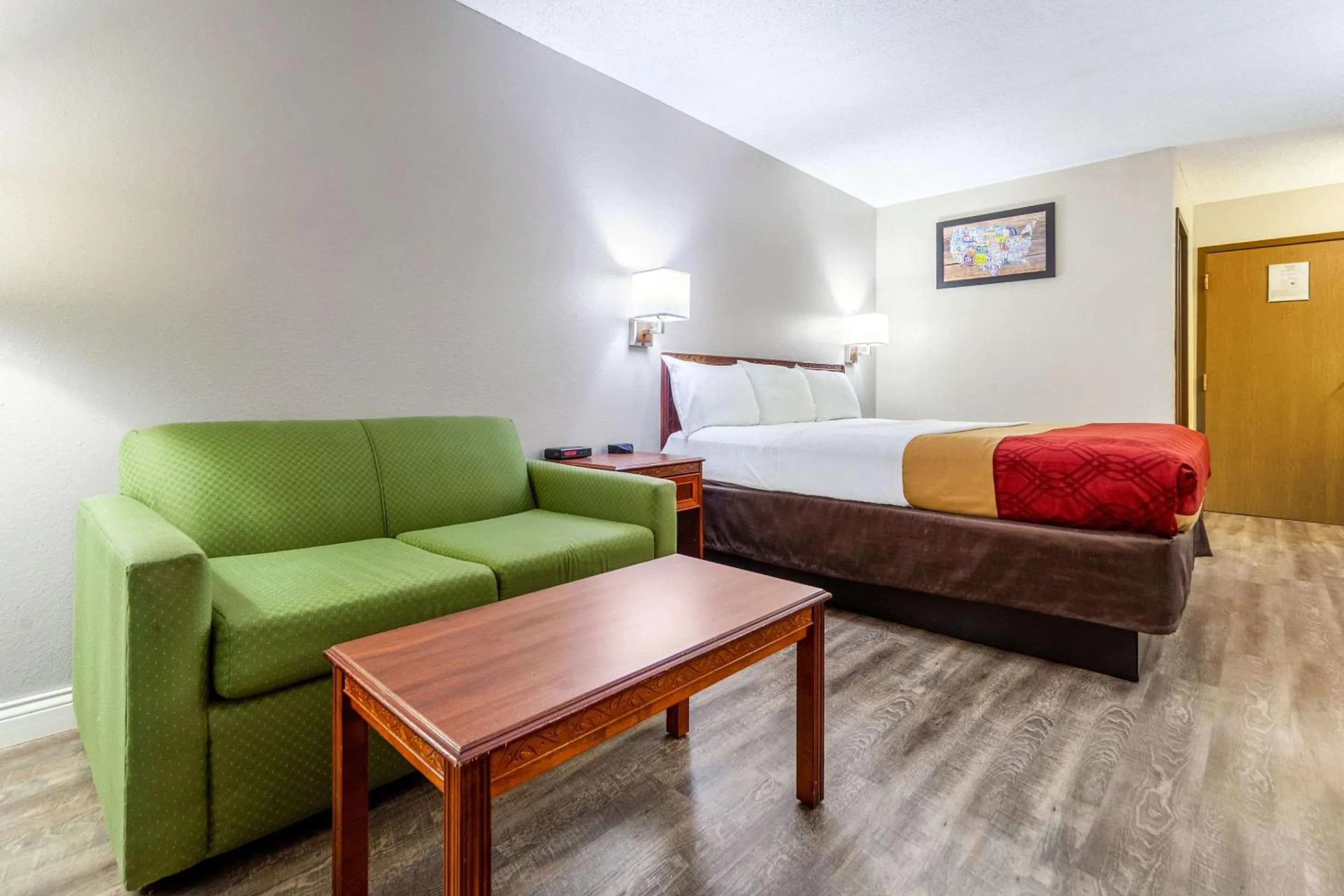 Photo of the whole room, Bed in Econo Lodge Lincoln