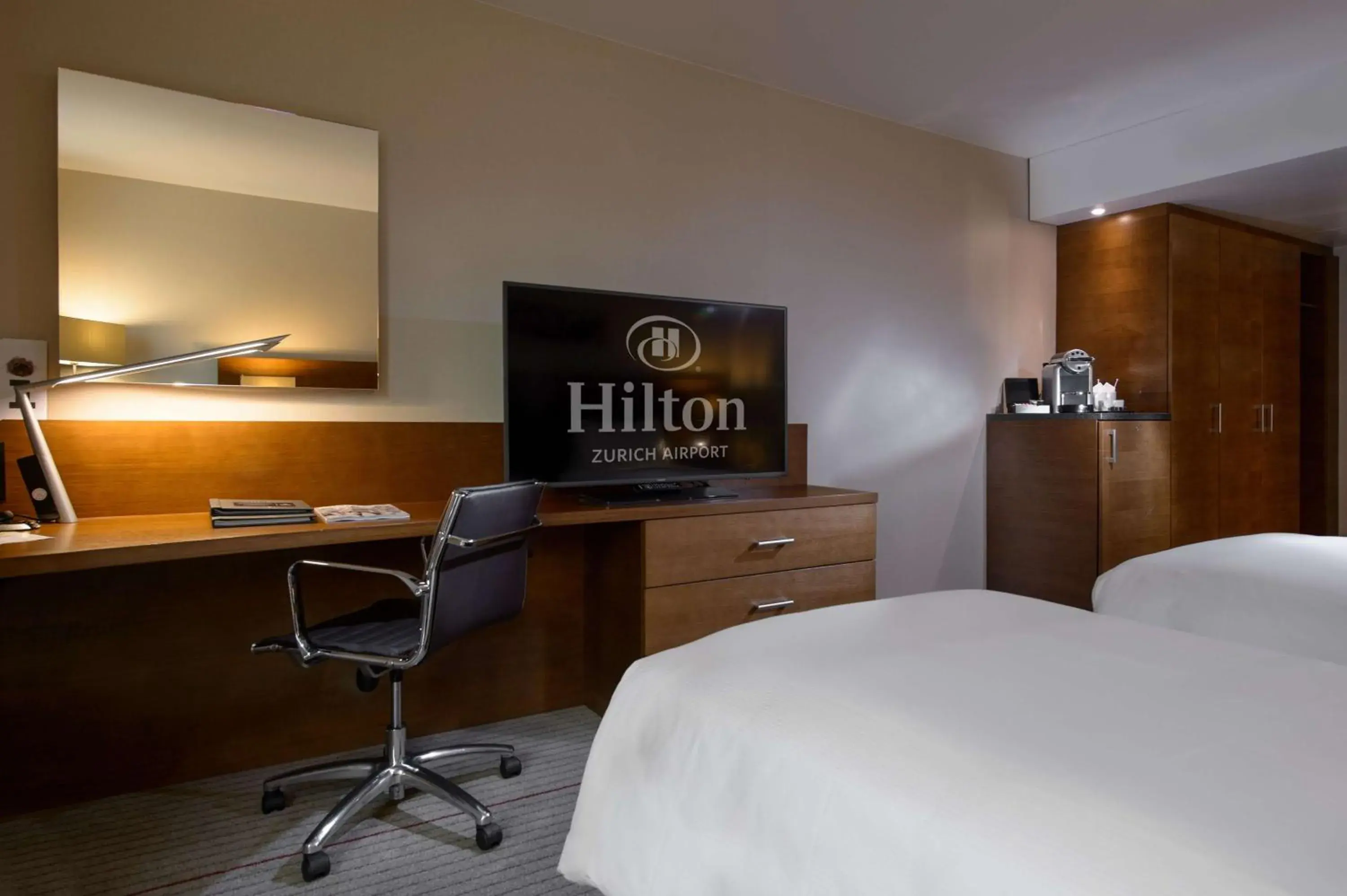 Bedroom, TV/Entertainment Center in Hilton Zurich Airport