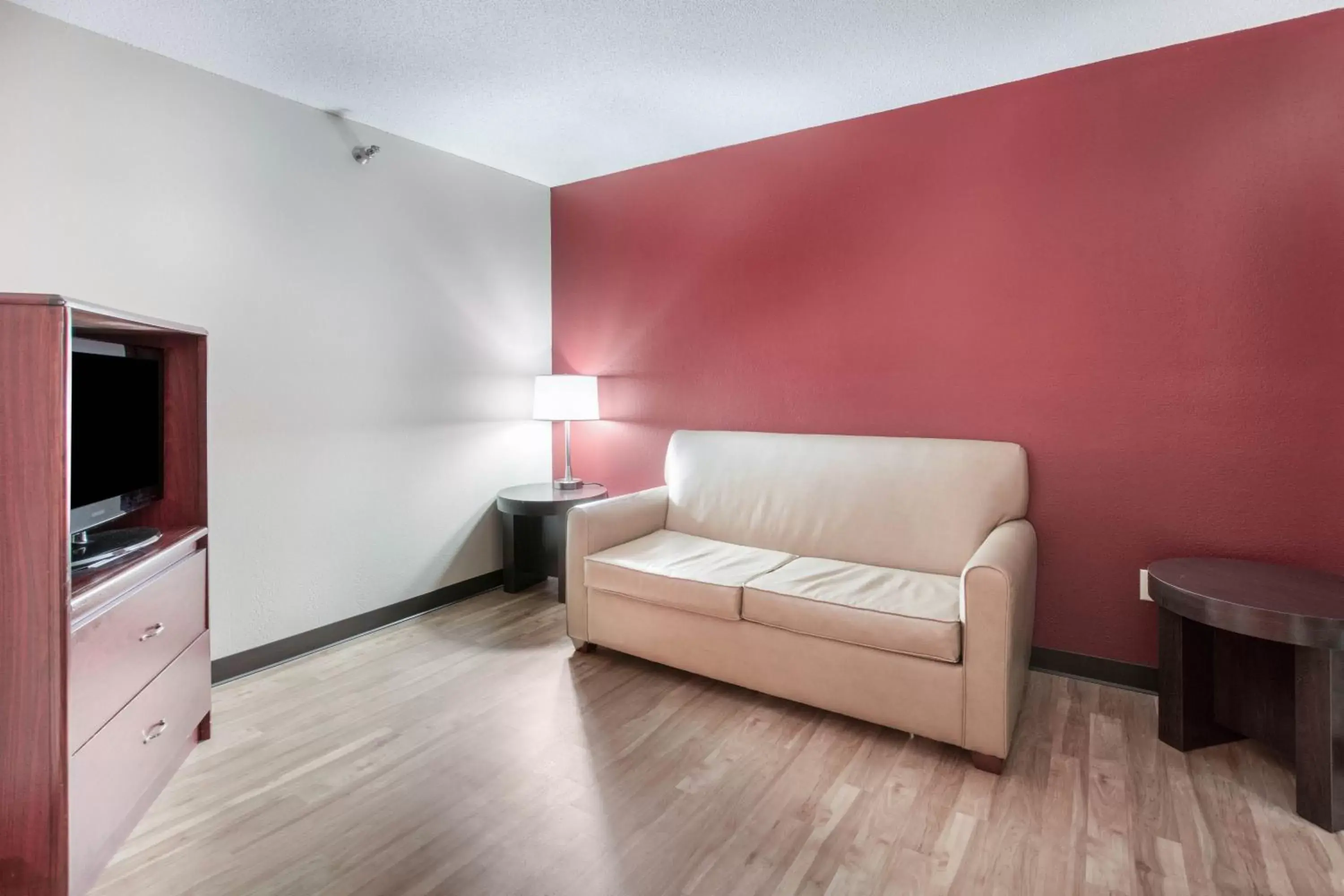 Photo of the whole room, Seating Area in Red Roof Inn Richmond, KY