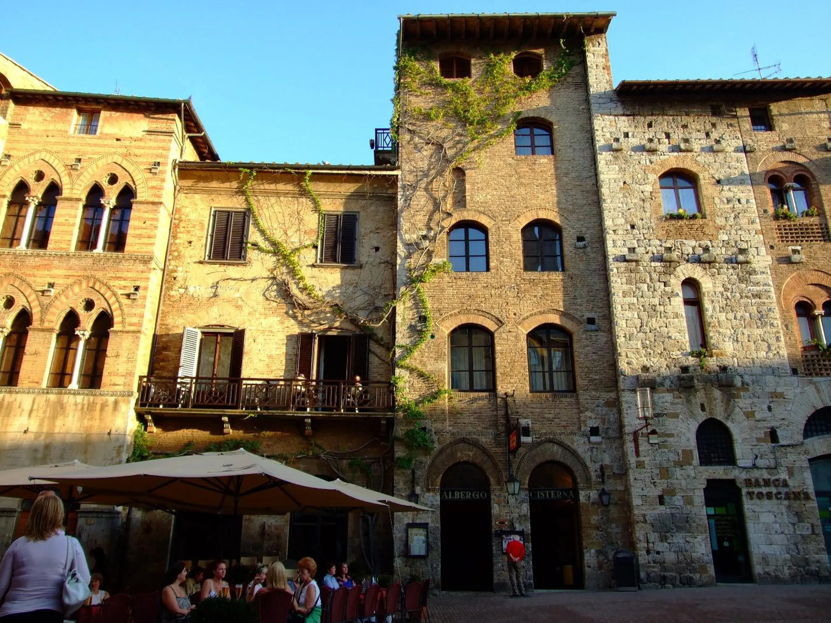 Facade/entrance, Property Building in Hotel La Cisterna