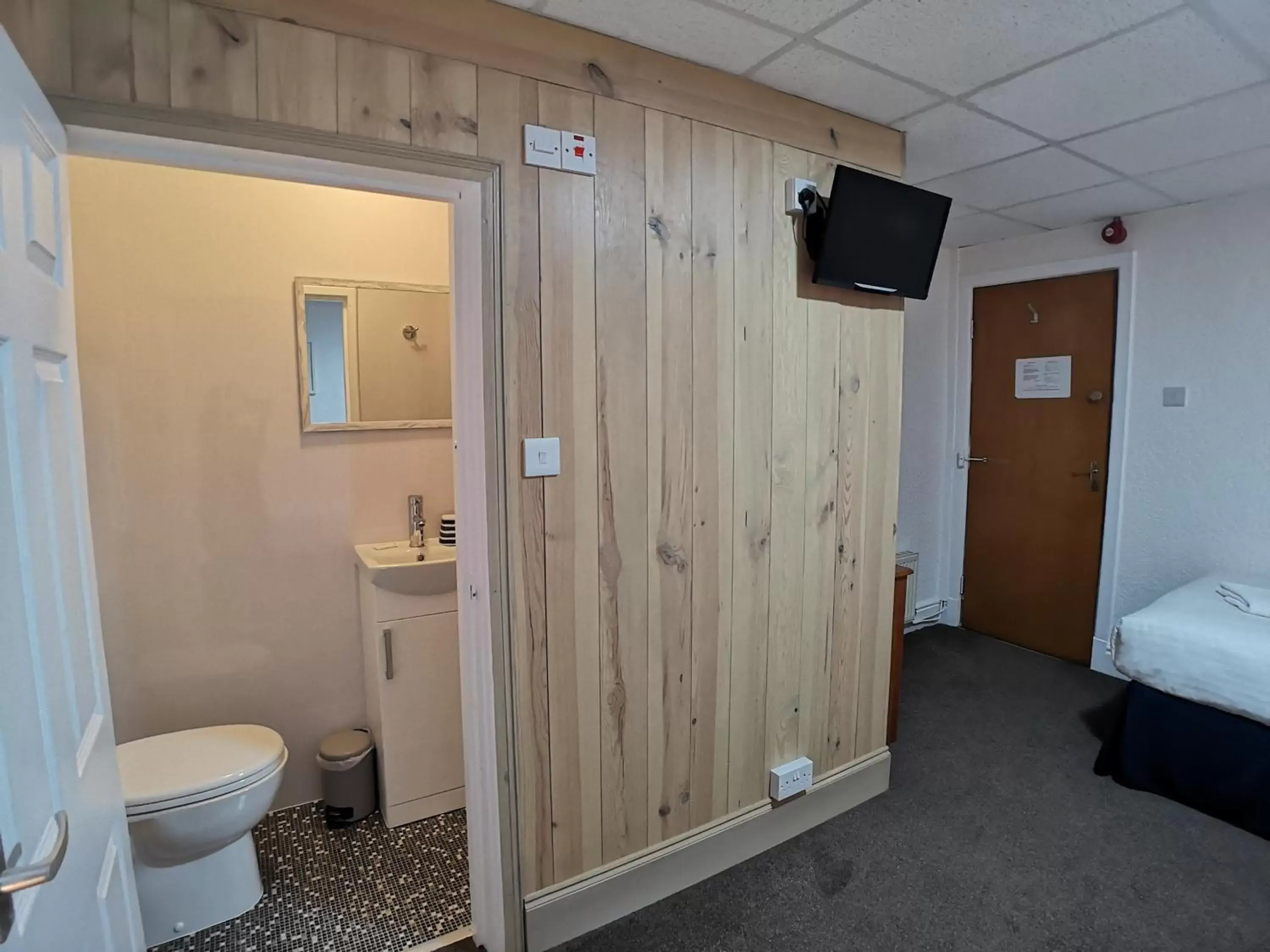 Bedroom, Bathroom in The Hopton Hotel