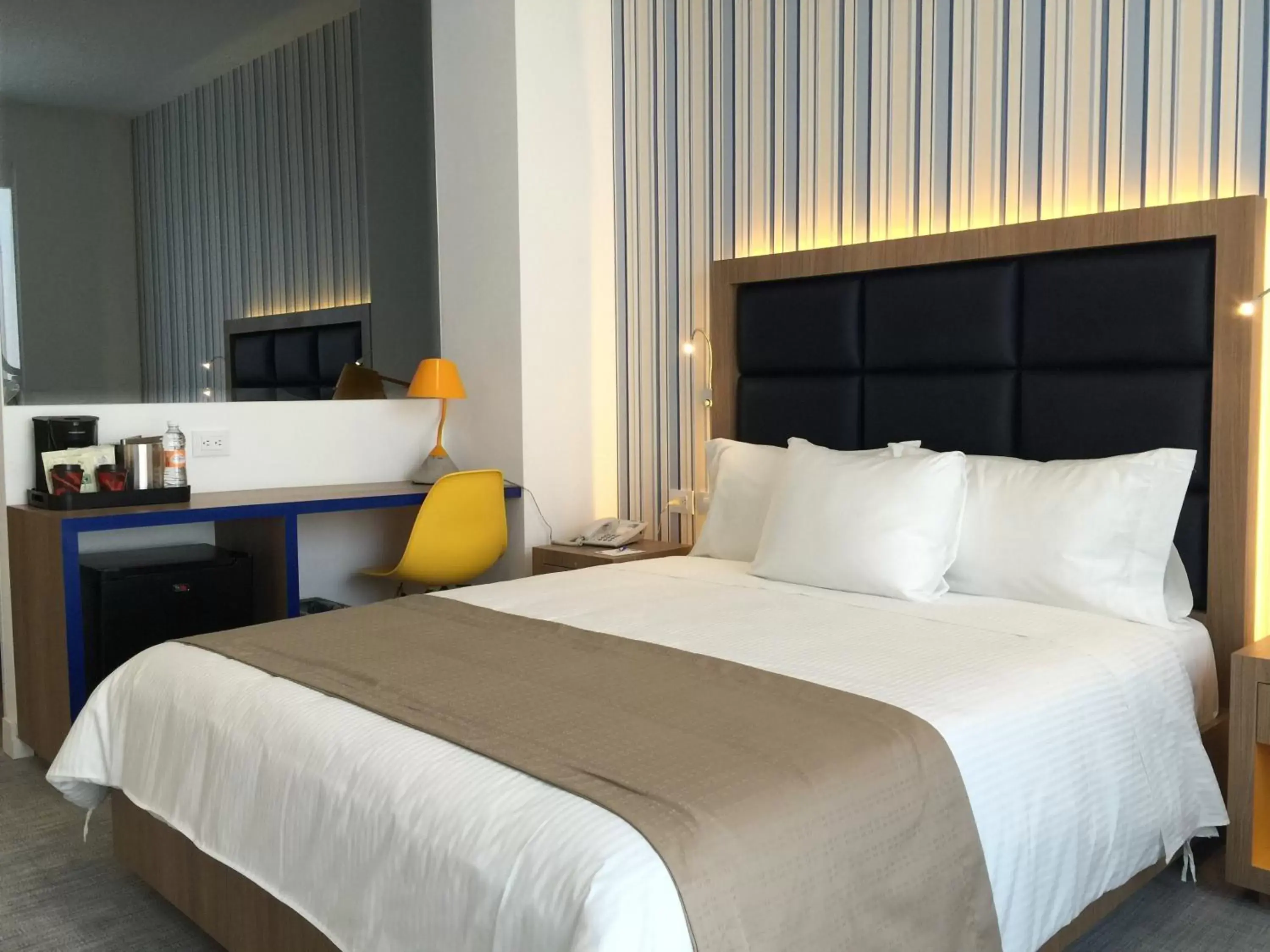 Photo of the whole room, Bed in Tryp WTC Mexico