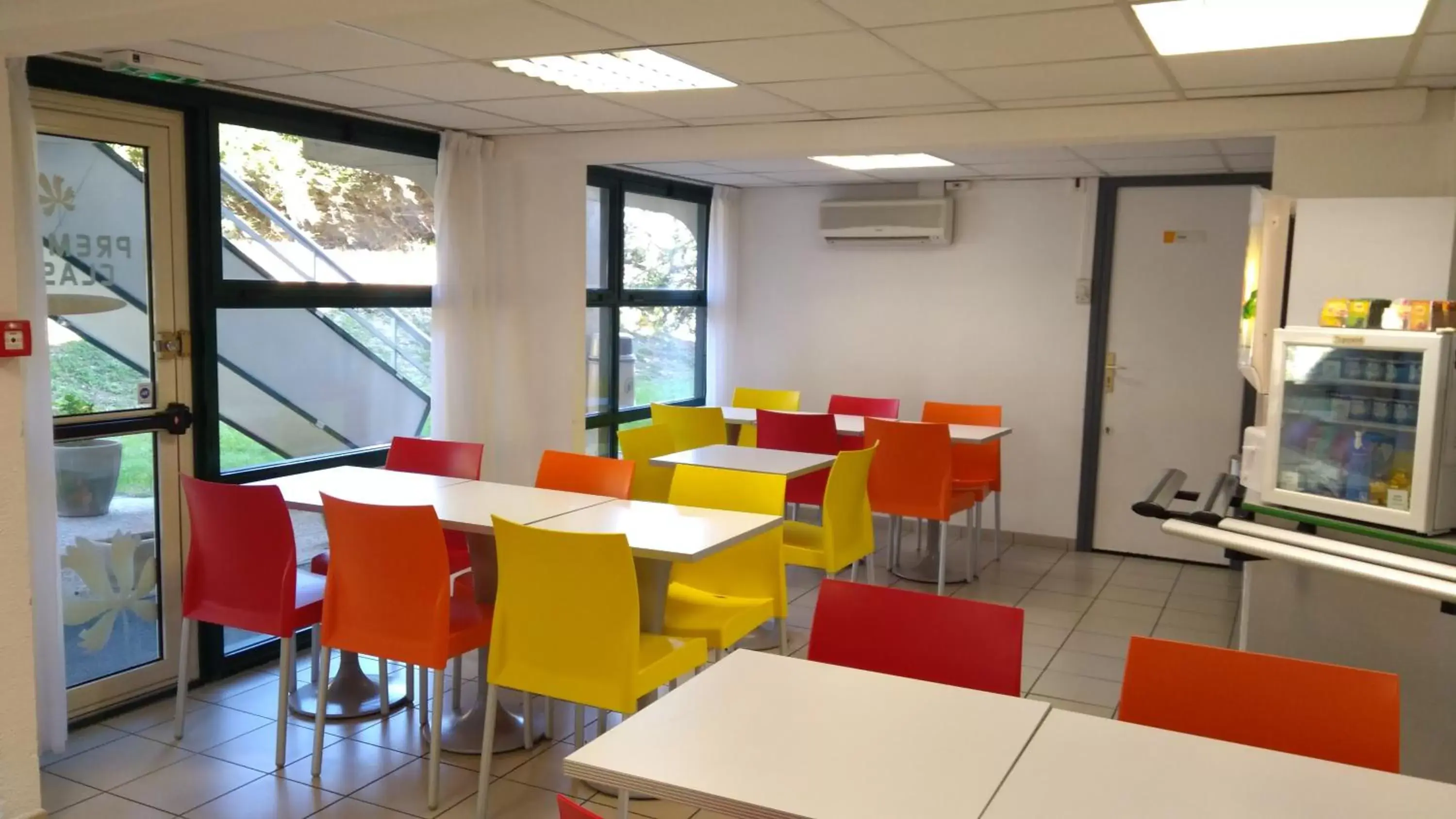 Area and facilities, Restaurant/Places to Eat in Premiere Classe La Rochelle Sud - Angoulins