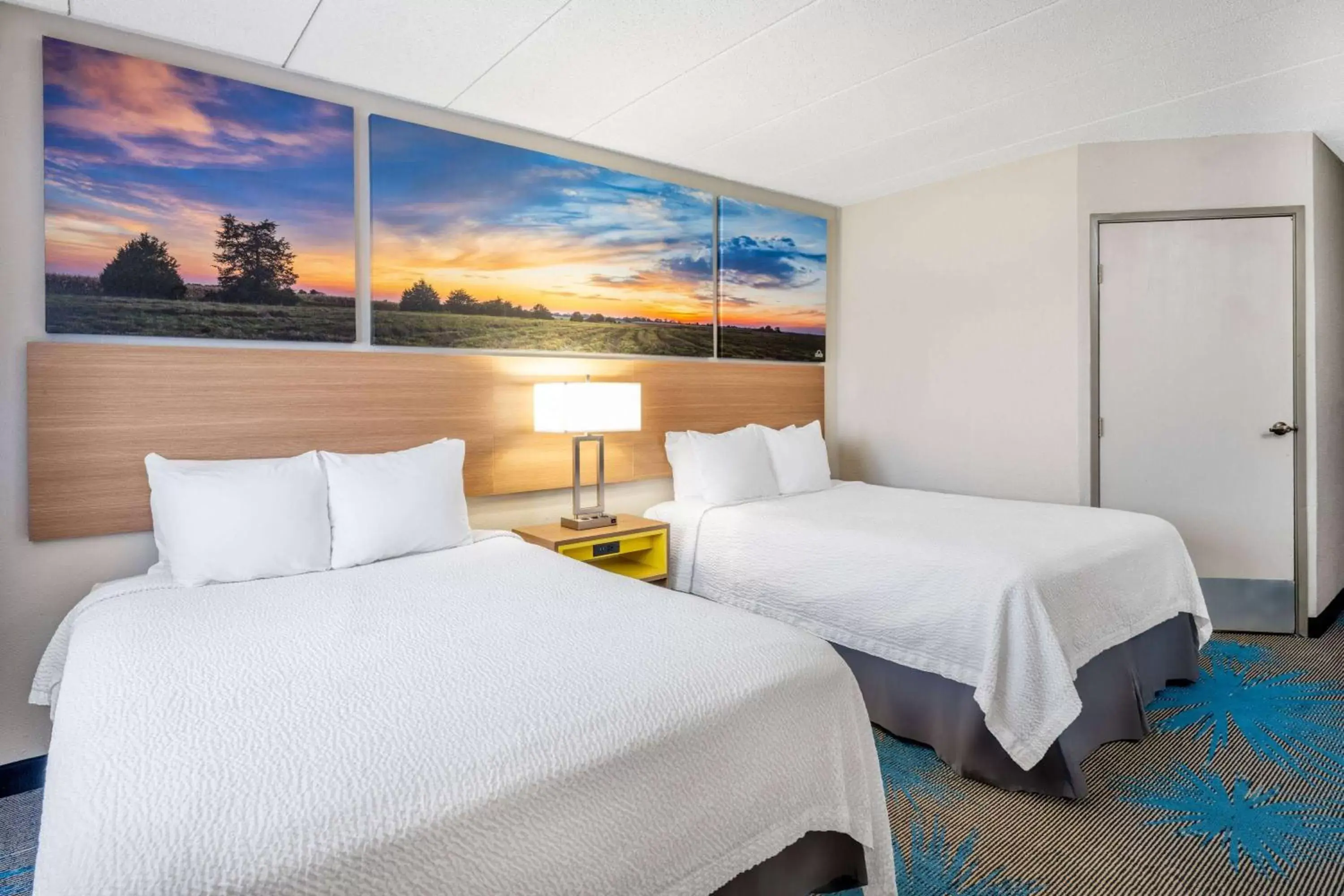 Photo of the whole room, Bed in Days Inn by Wyndham Sioux Falls Airport