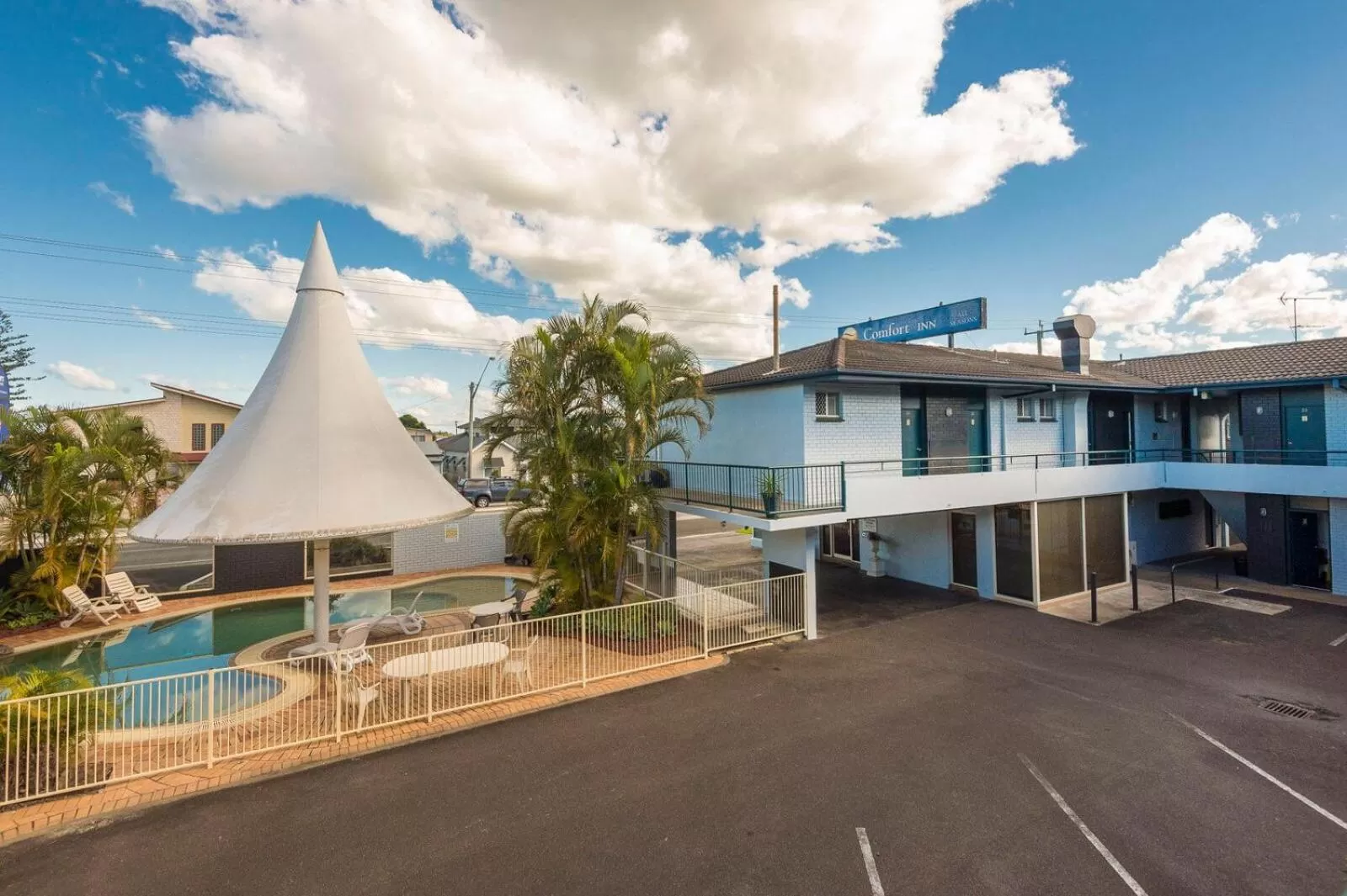 Property building in Comfort Inn All Seasons