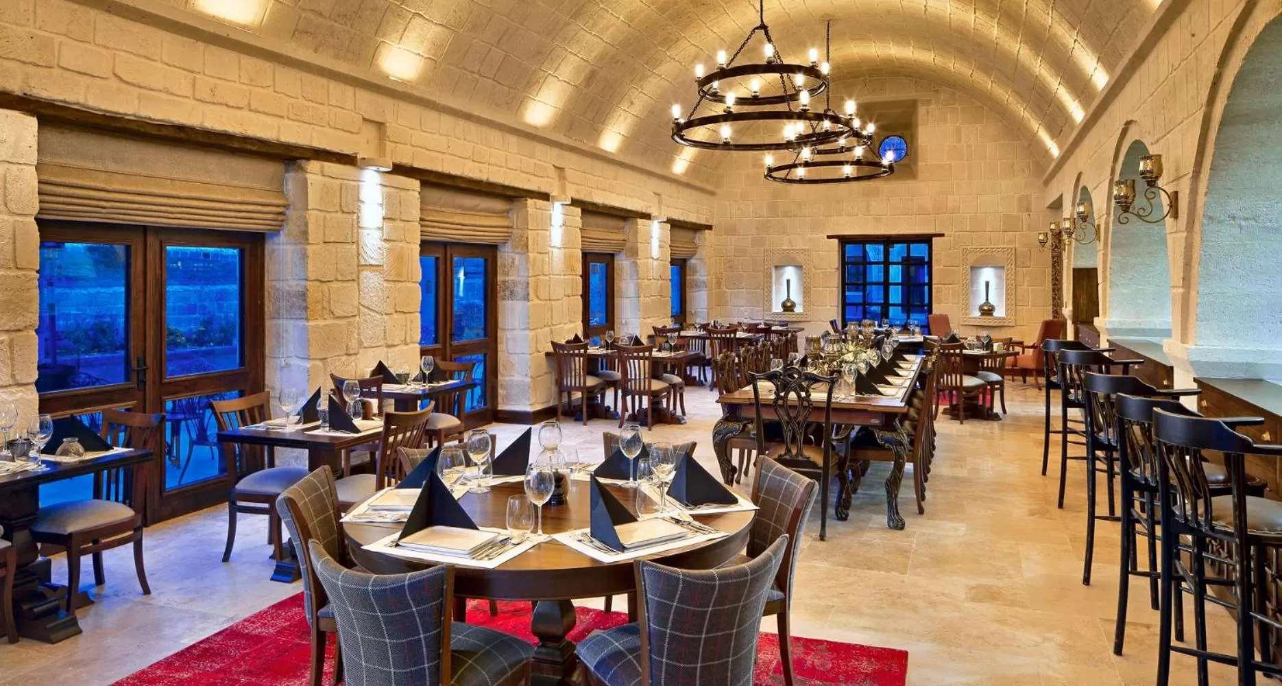 Restaurant/places to eat in Seraphim Cave Suites & SPA