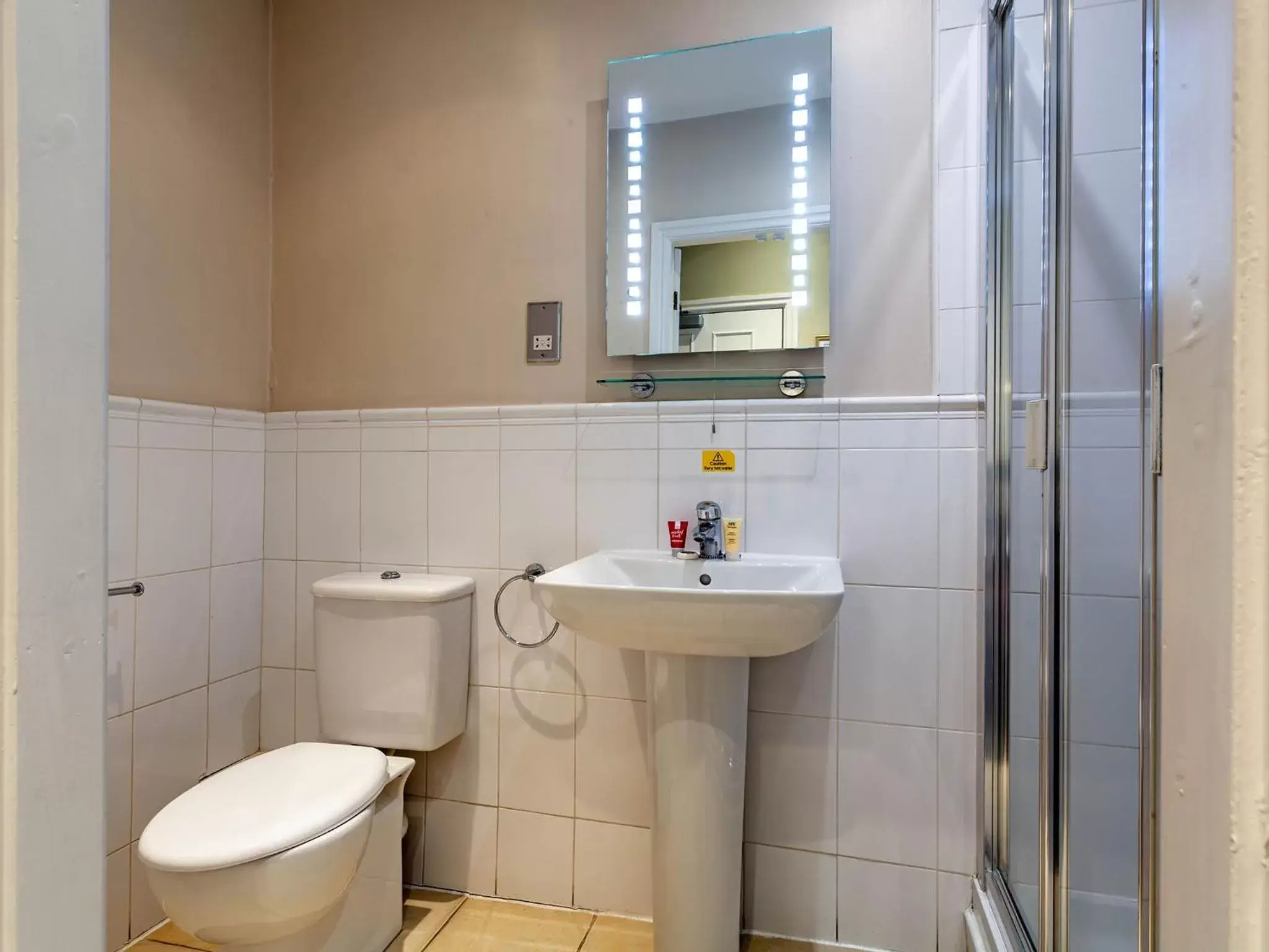 Shower, Bathroom in Guy Fawkes Inn, Sure Hotel Collection by Best Western