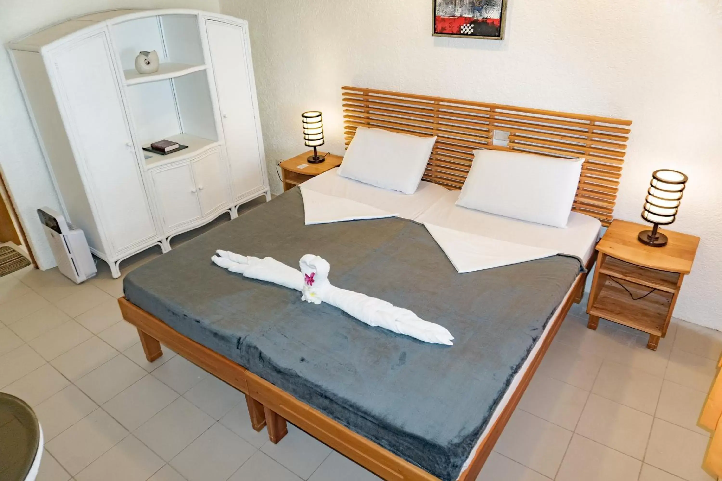 Bed in Quo Vadis Dive Resort