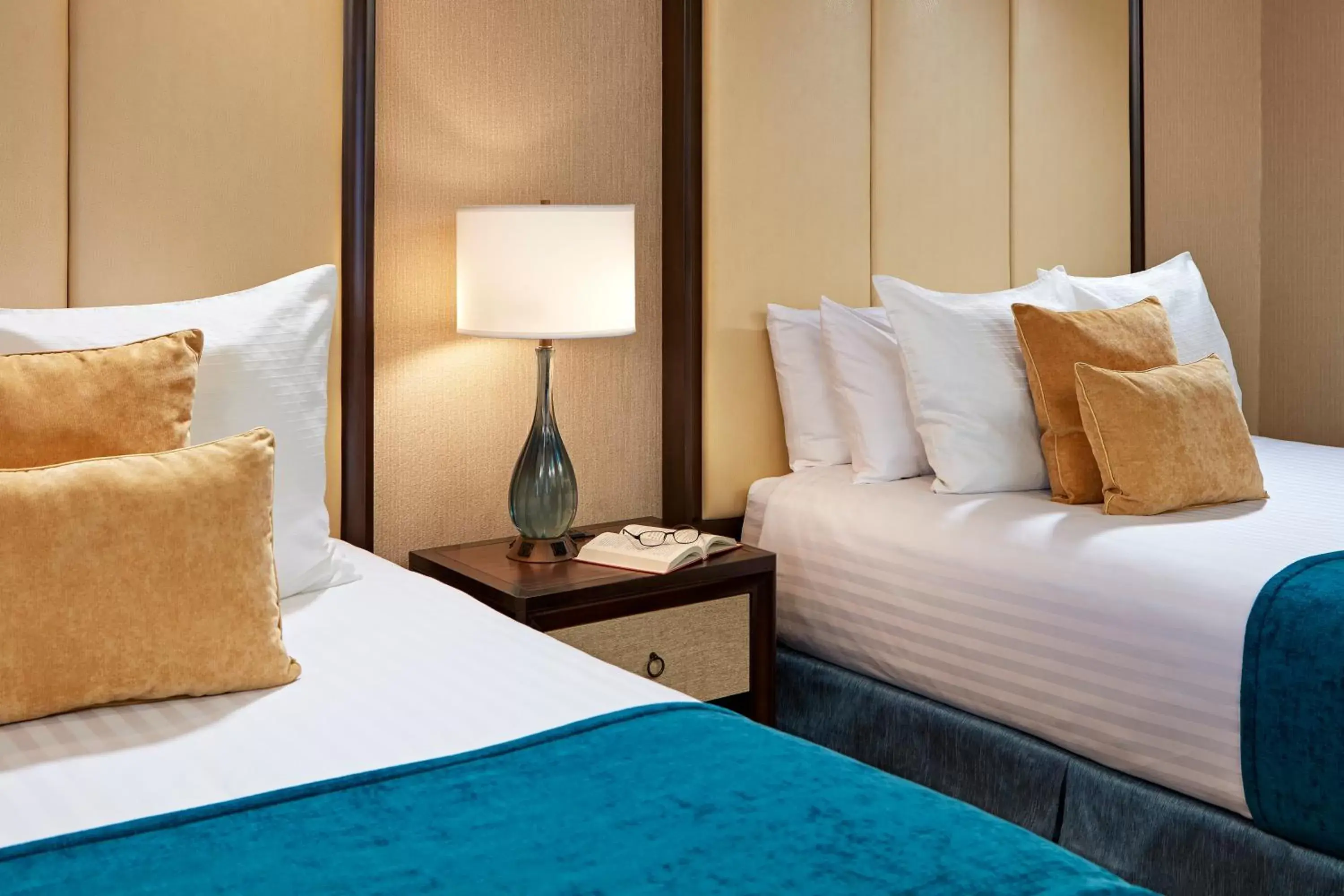 Bed in Empress Hotel La Jolla