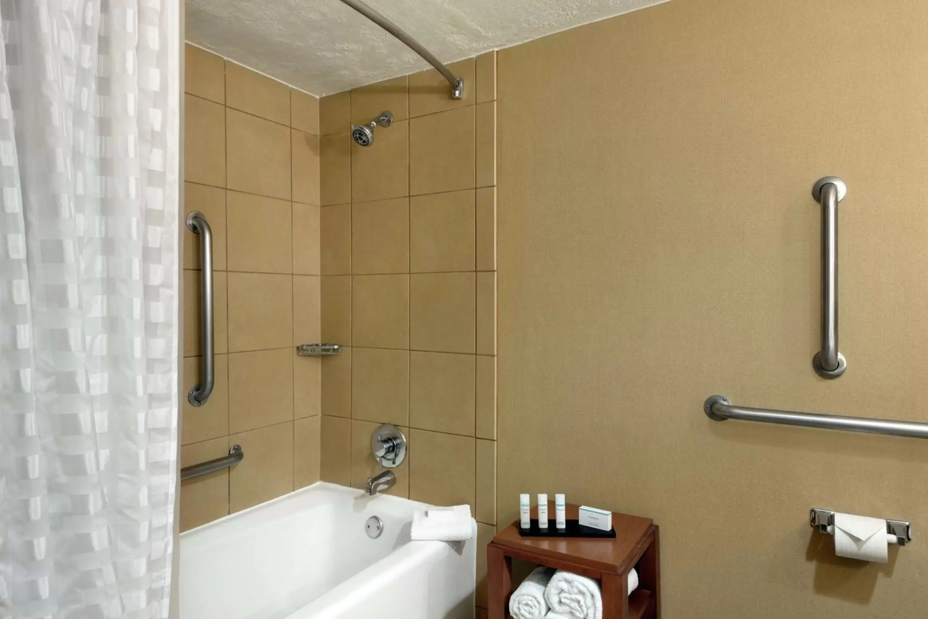 Bathroom in Embassy Suites by Hilton Kansas City International Airport