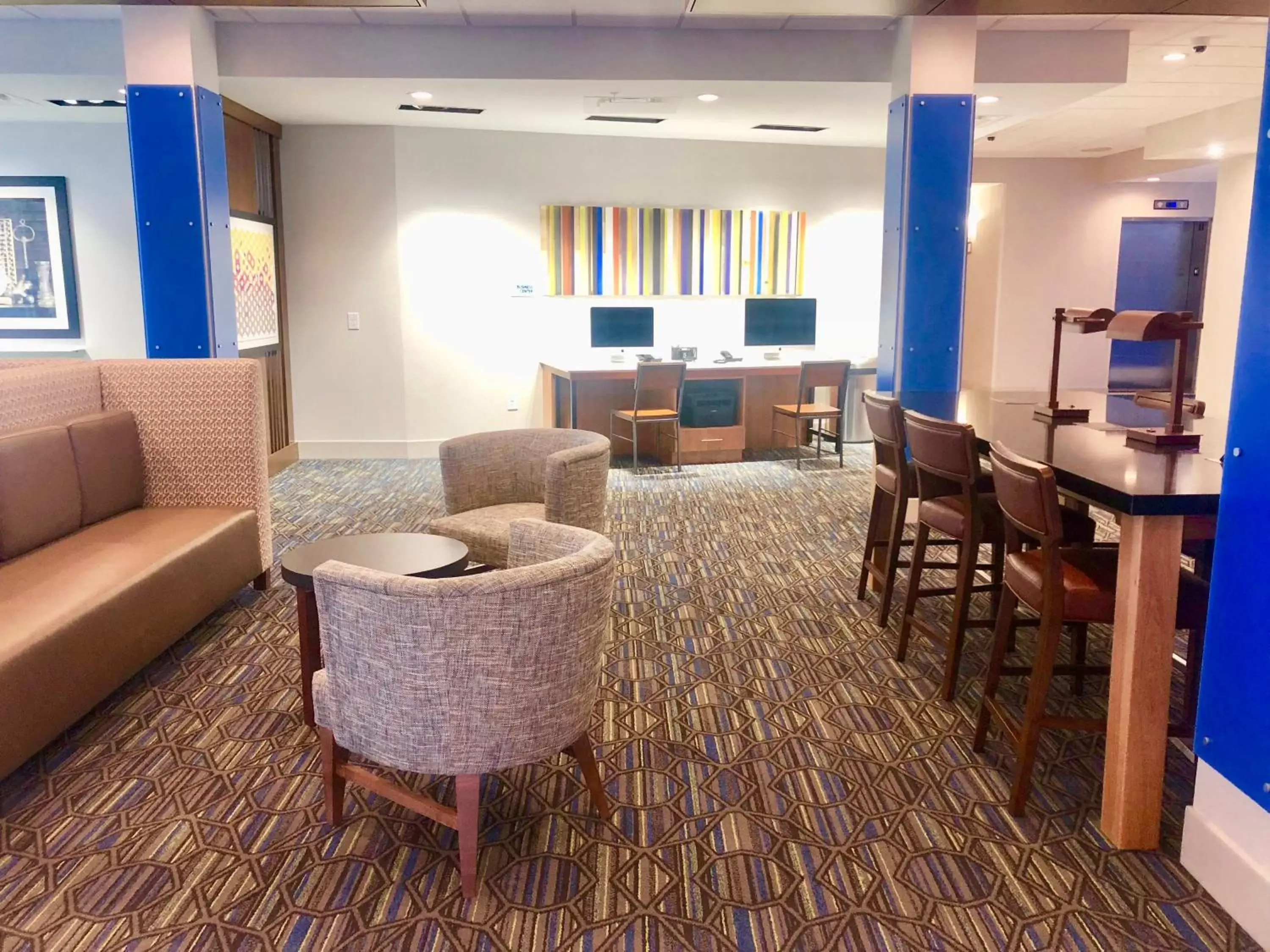 Property building, Seating Area in Holiday Inn Express - Macon North, an IHG Hotel