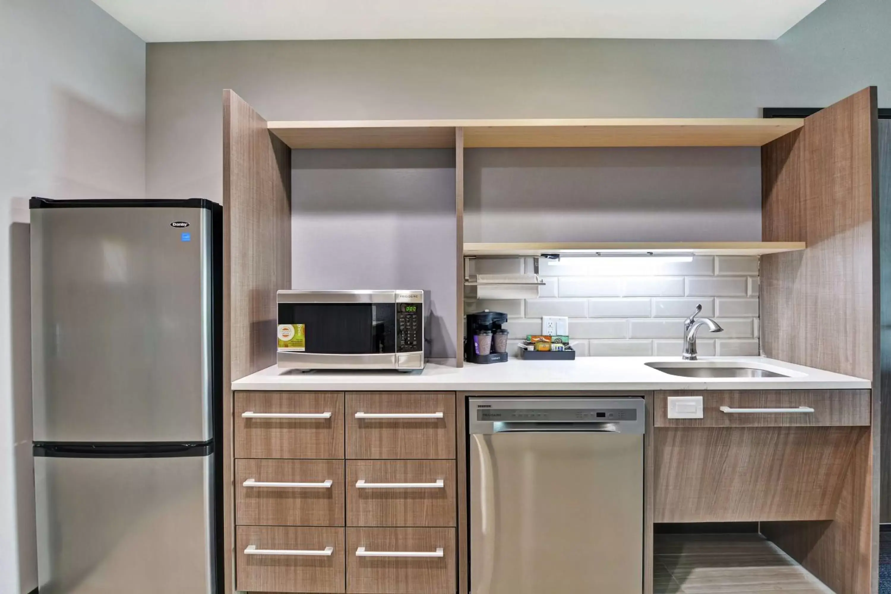 Kitchen or kitchenette, Kitchen/Kitchenette in Home2 Suites By Hilton Pecos Tx