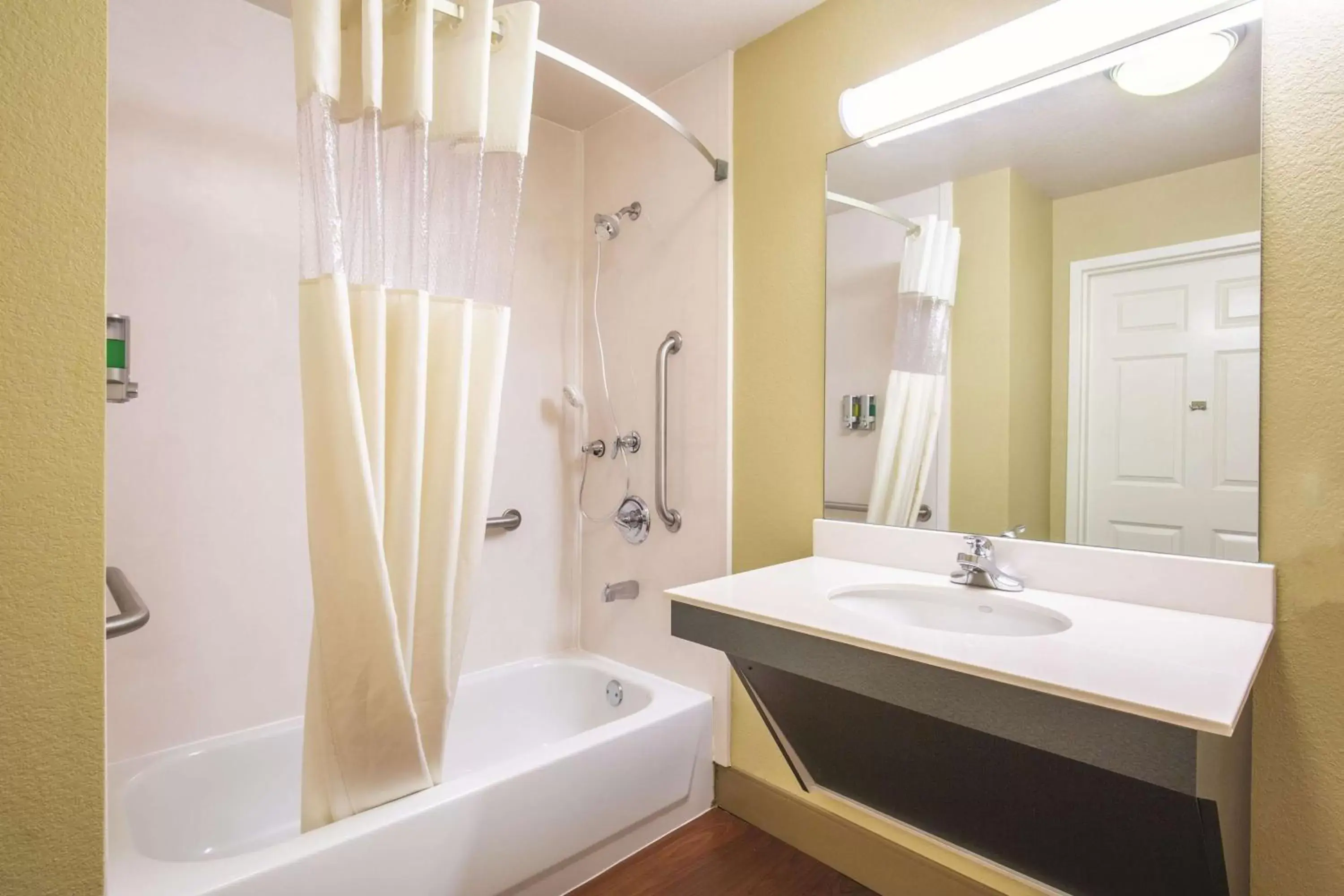 Photo of the whole room, Bathroom in La Quinta by Wyndham Bentonville