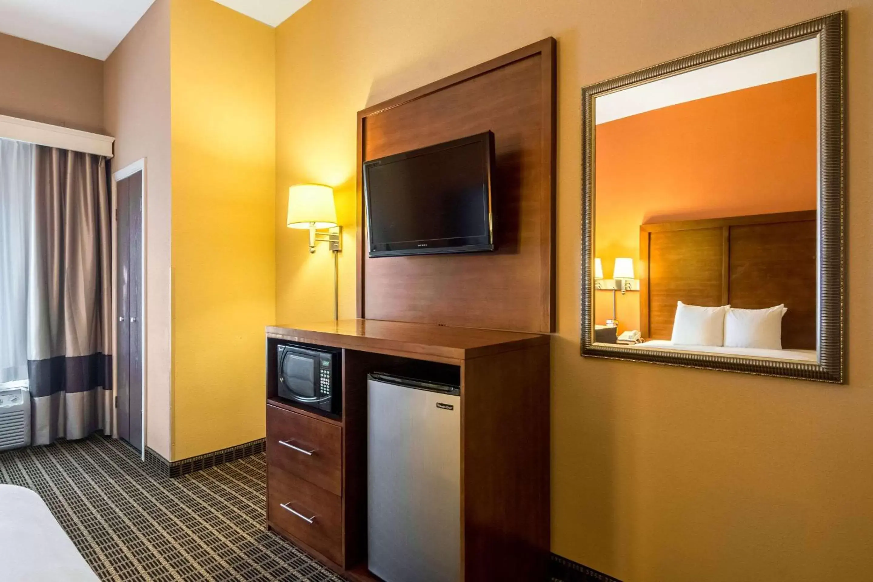 Bedroom, TV/Entertainment Center in Comfort Suites