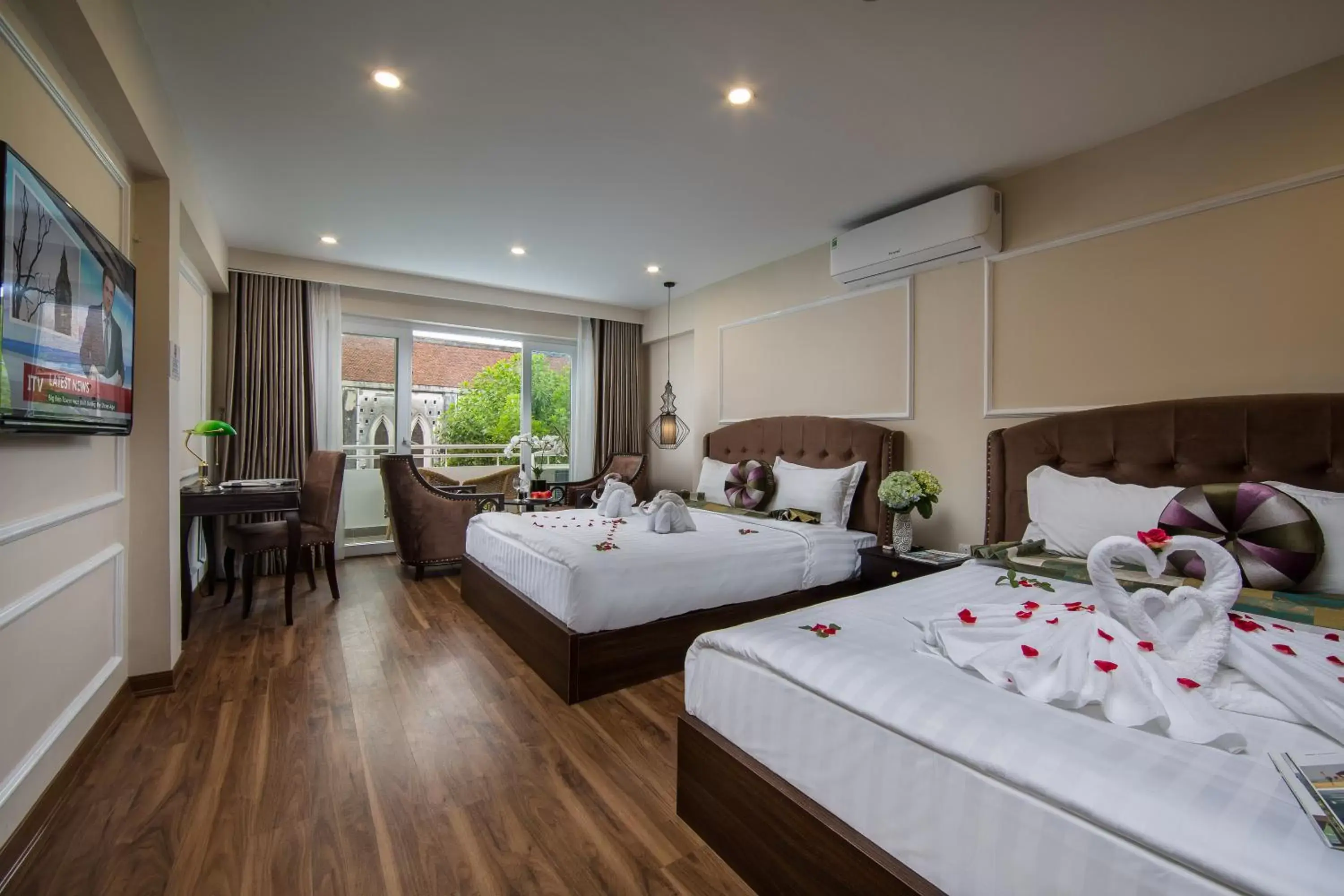 Bed in Splendid Pearlight Hanoi