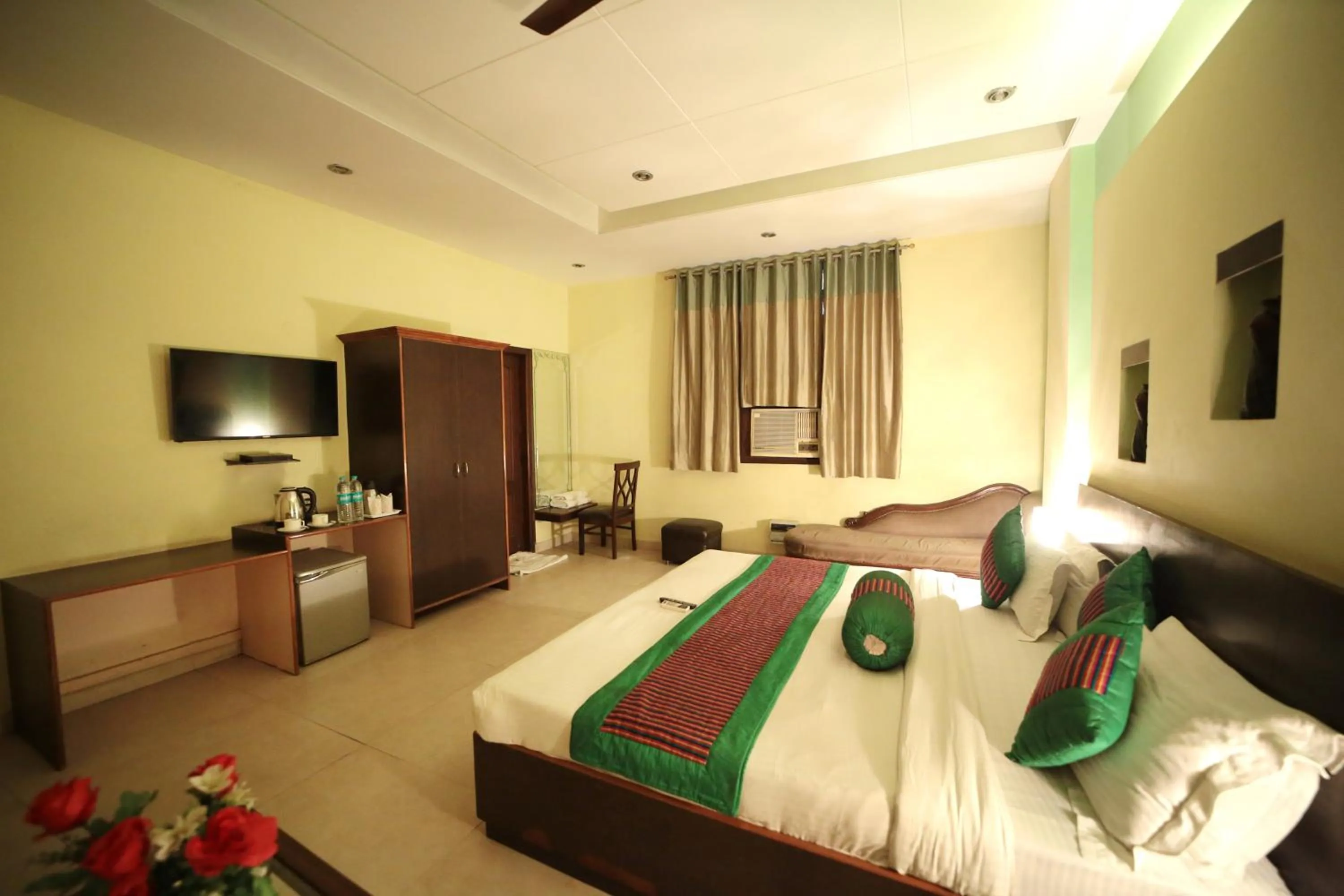 Photo of the whole room, TV/Entertainment Center in Hotel Blue Bell