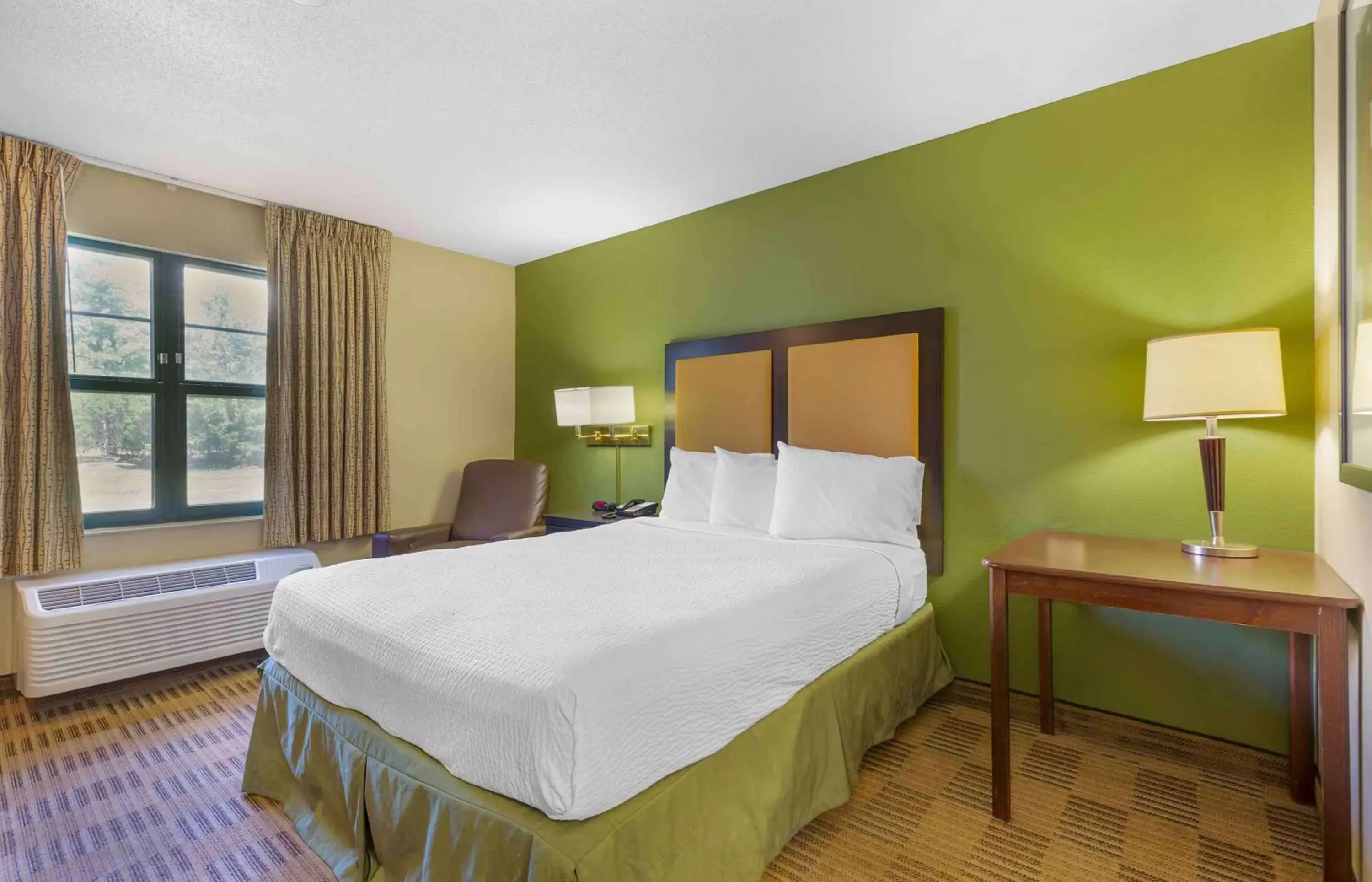 Bedroom, Bed in Extended Stay America Suites - Washington, DC - Chantilly - Dulles South