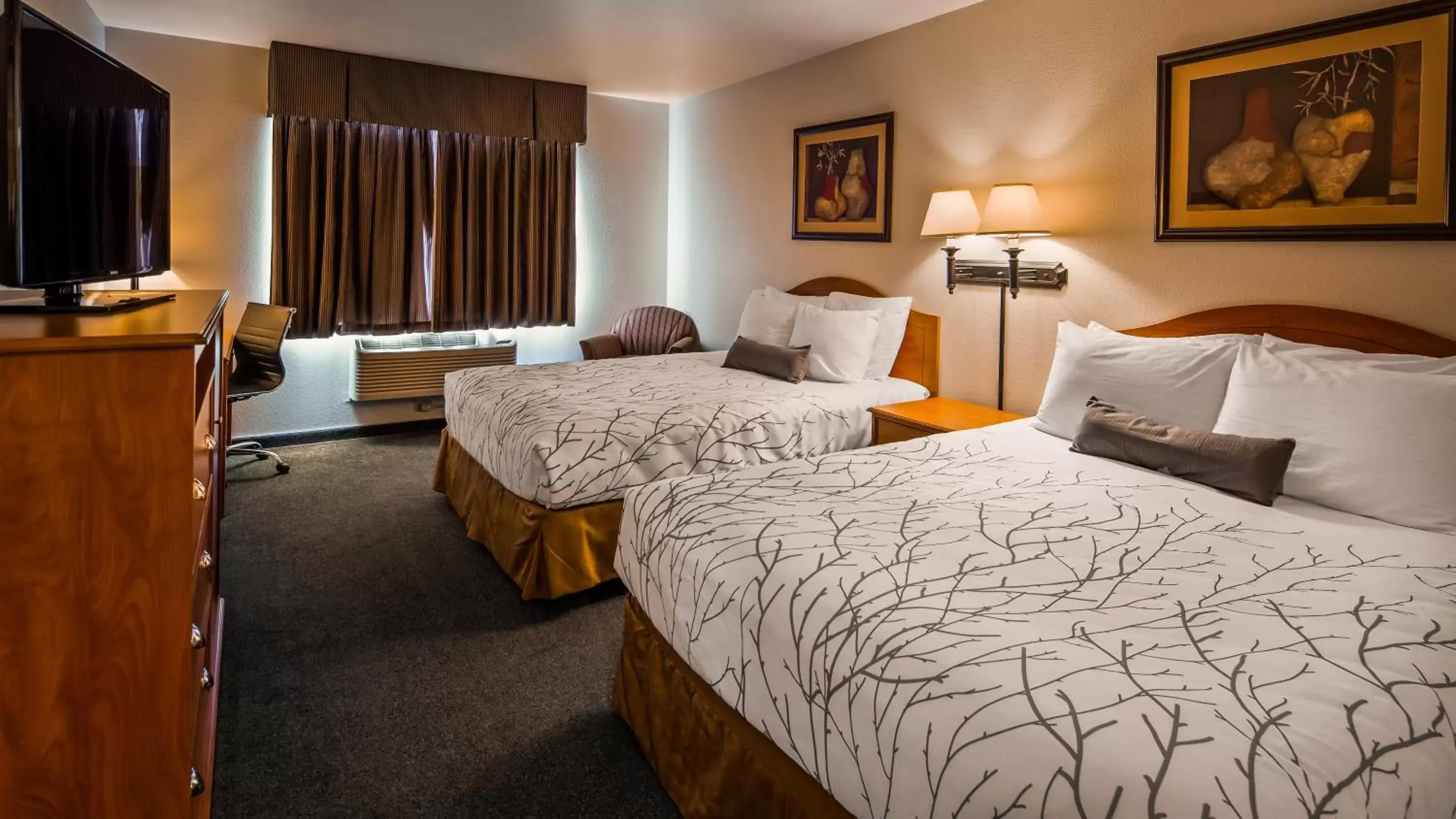 Bedroom, Bed in SureStay Plus Hotel by Best Western Post Falls