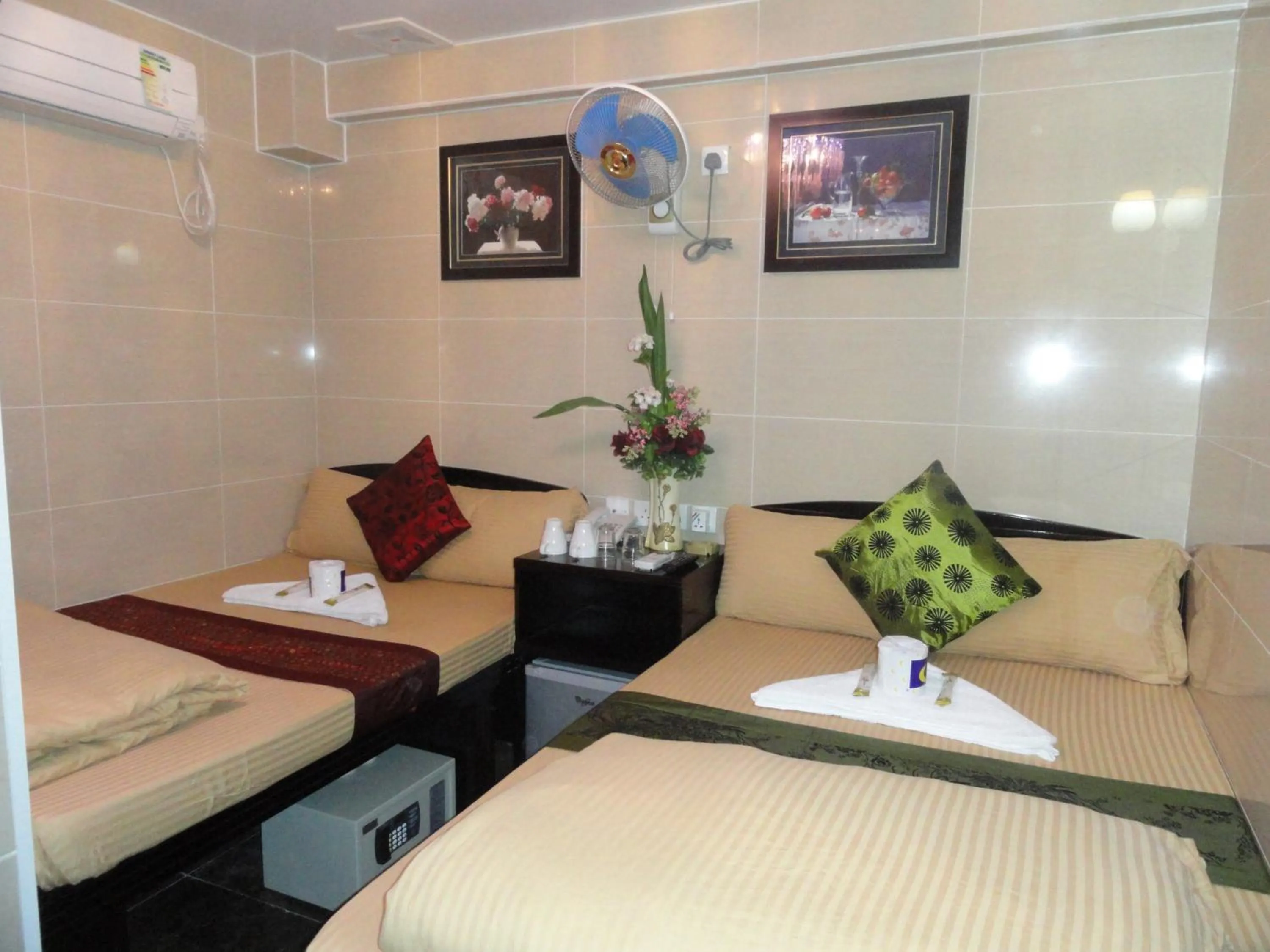 Bed in Paris Guest House DHILLON HOTEL HK LTD 24 HOUR RECEPTION BLOCK D E 10F