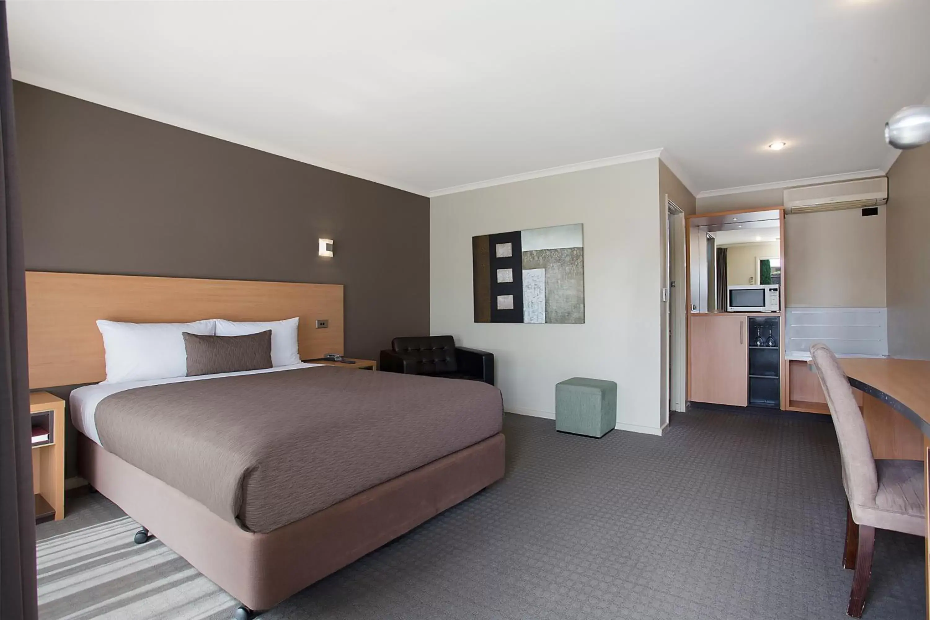 Bed in Comfort Inn on Raglan