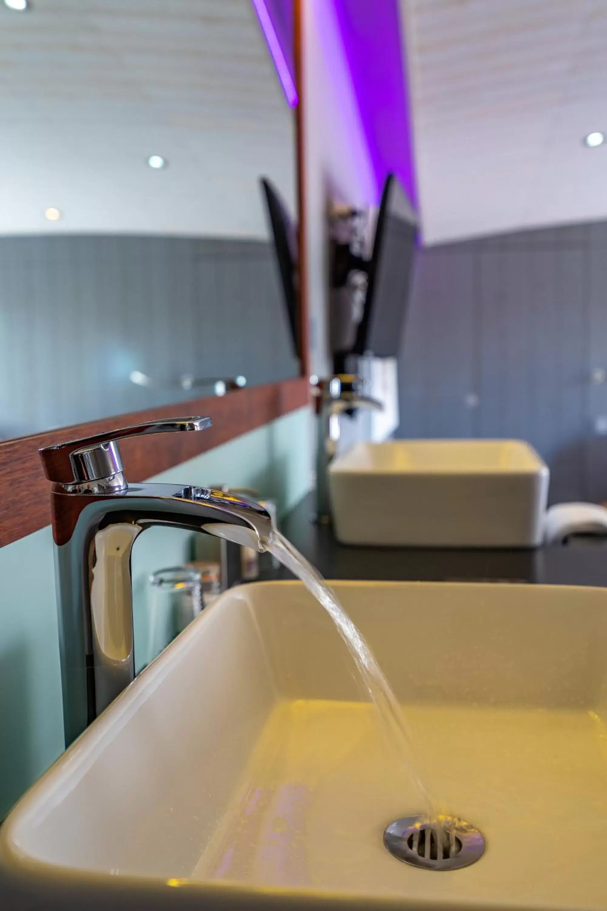 Bathroom in Elégance Suites Hôtel