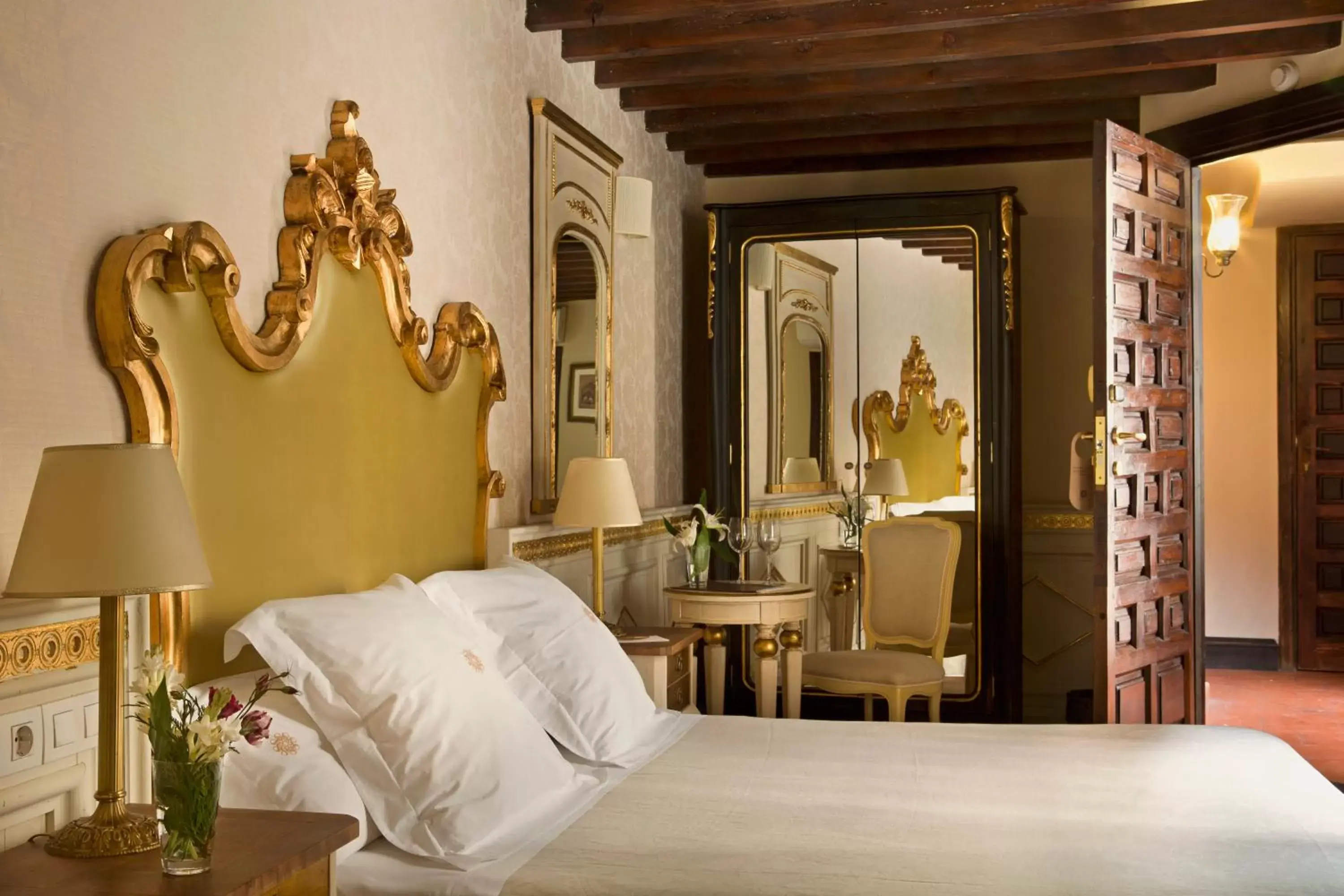 Photo of the whole room, Bed in Hotel Casa 1800 Granada