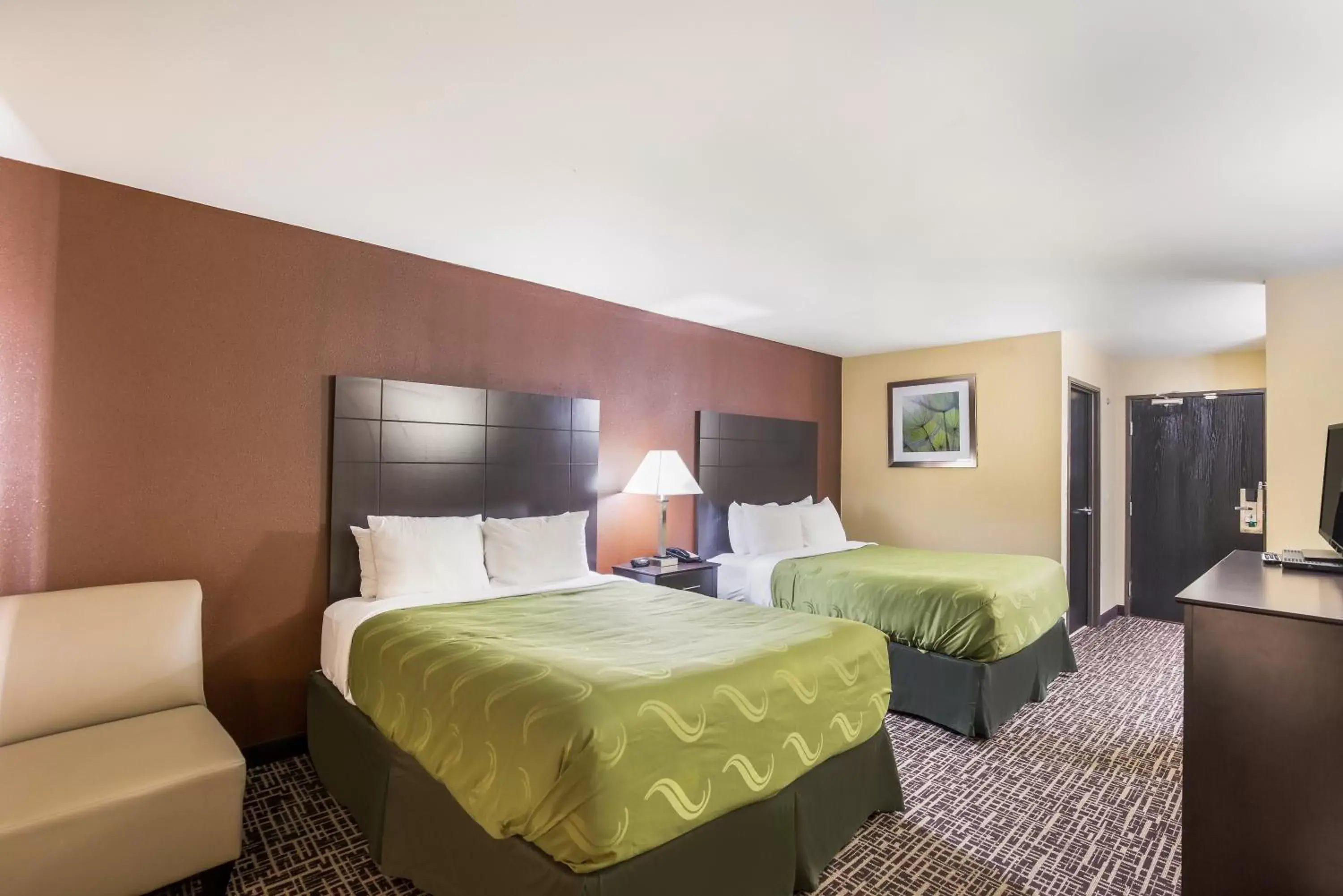 Photo of the whole room, Bed in Quality Inn & Suites Caseyville - St. Louis