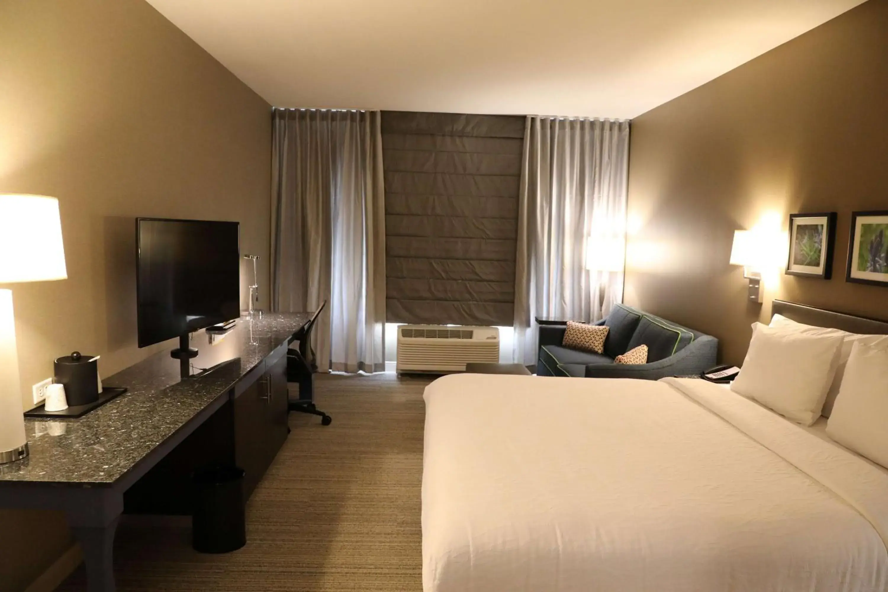 Bedroom, TV/Entertainment Center in Hilton Garden Inn Austin Airport