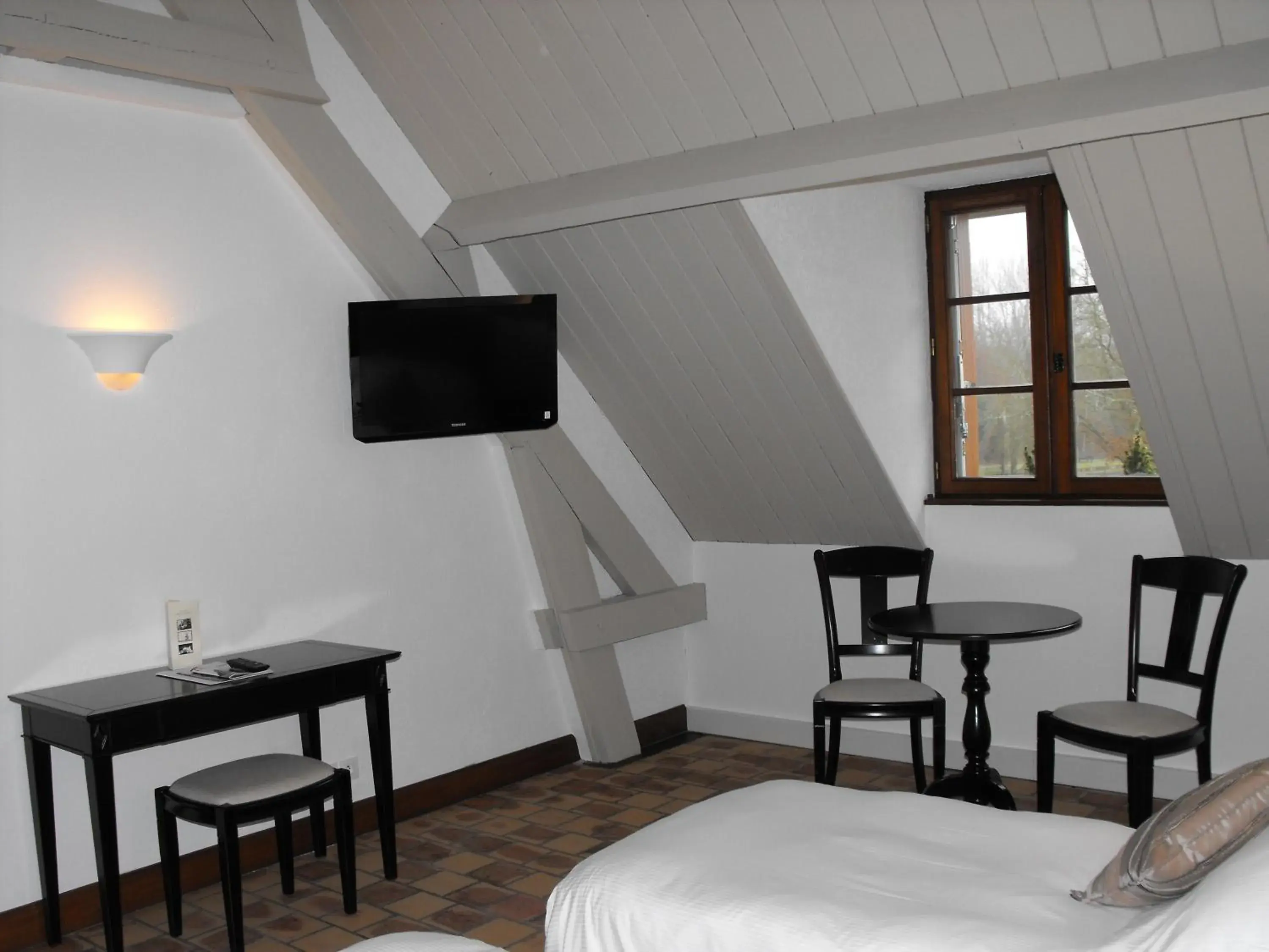 Bed, TV/Entertainment Center in L'Oree des Chenes, The Originals Relais (Relais du Silence)