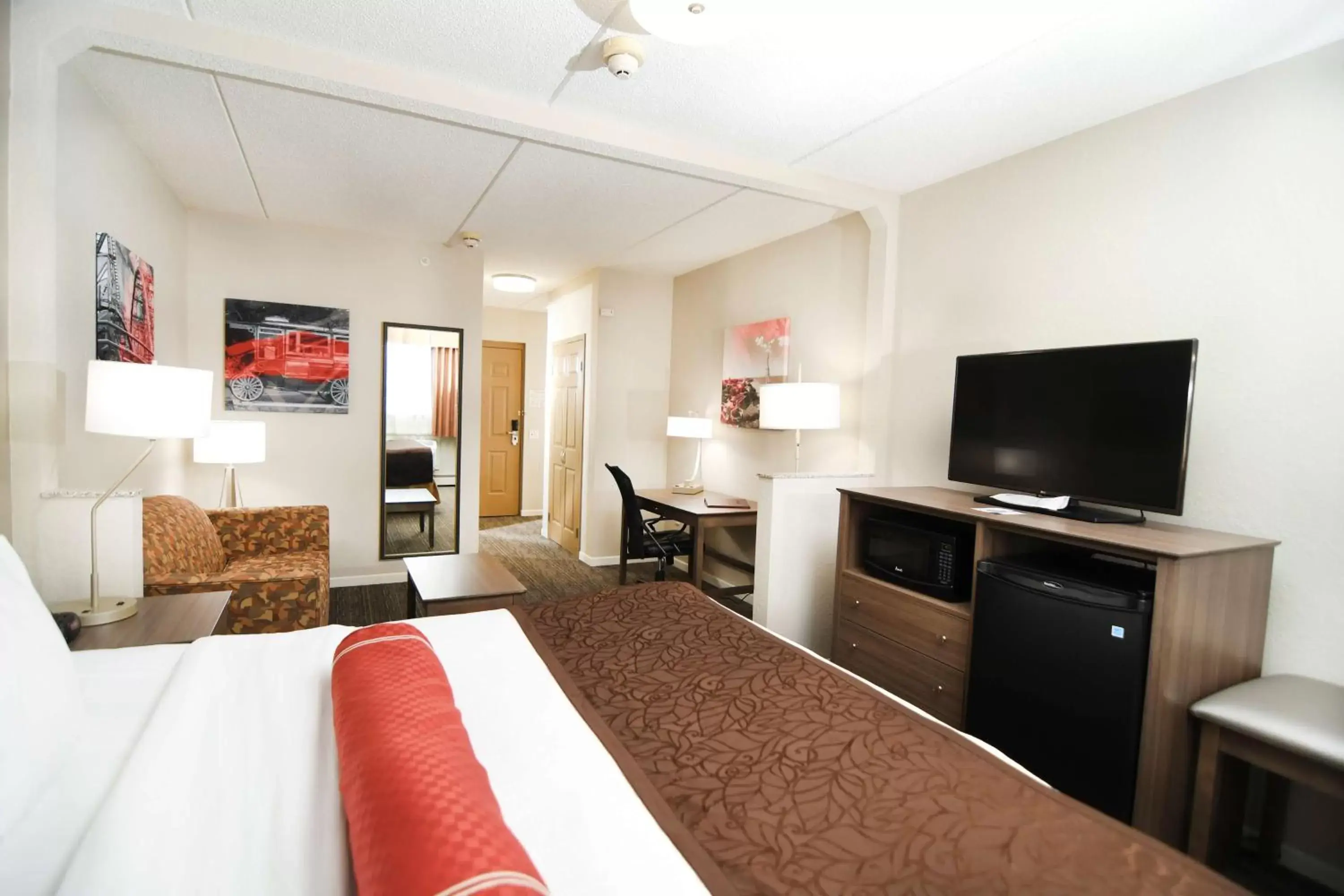 Photo of the whole room, TV/Entertainment Center in Best Western Plus Sandusky Hotel & Suites